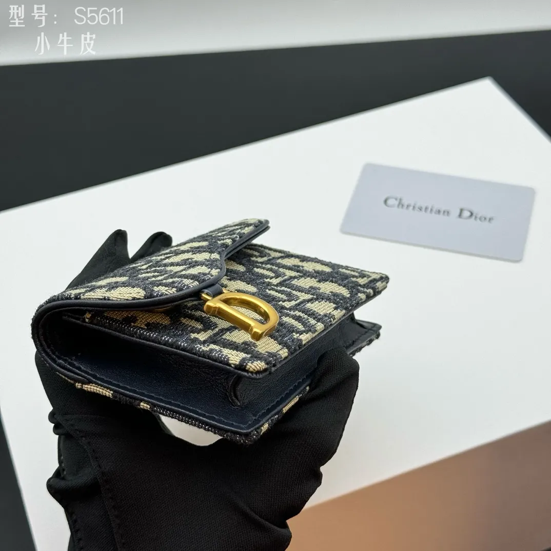 💰150 💎Top quality #calfskin Authentic products available at counters with picture box Upgraded coin purse 👛 DIOR.ObliqueSaddle coin purse The very recognizable saddle shape has become a representative element of the D family. The outer cover is a pistol-shaped iconic letter D for decoration. Nowadays, small bags are the way to get rid of large wallets and replace them with a small and exquisite card holder/coin purse~ Style number: S5611 size:10.5x7x3cm