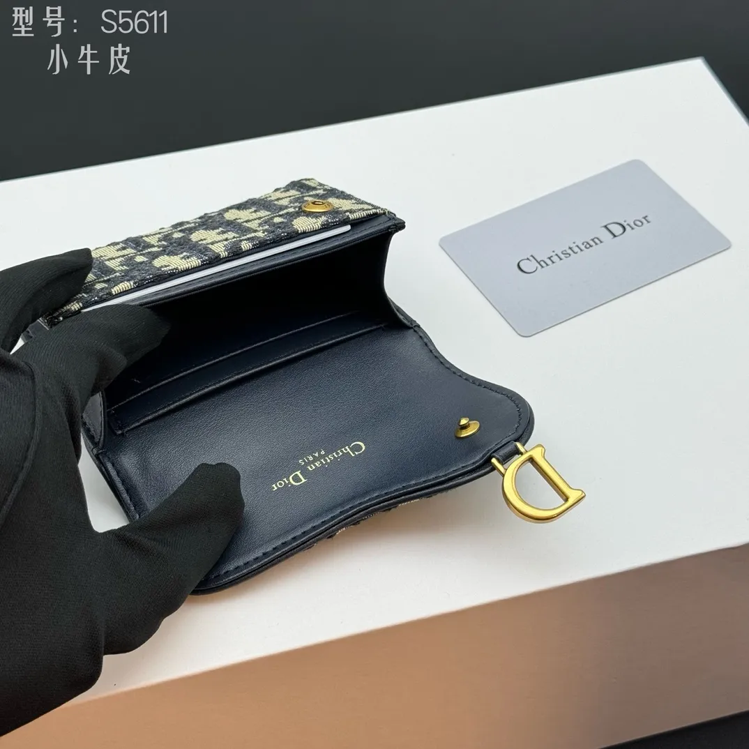 💰150 💎Top quality #calfskin Authentic products available at counters with picture box Upgraded coin purse 👛 DIOR.ObliqueSaddle coin purse The very recognizable saddle shape has become a representative element of the D family. The outer cover is a pistol-shaped iconic letter D for decoration. Nowadays, small bags are the way to get rid of large wallets and replace them with a small and exquisite card holder/coin purse~ Style number: S5611 size:10.5x7x3cm