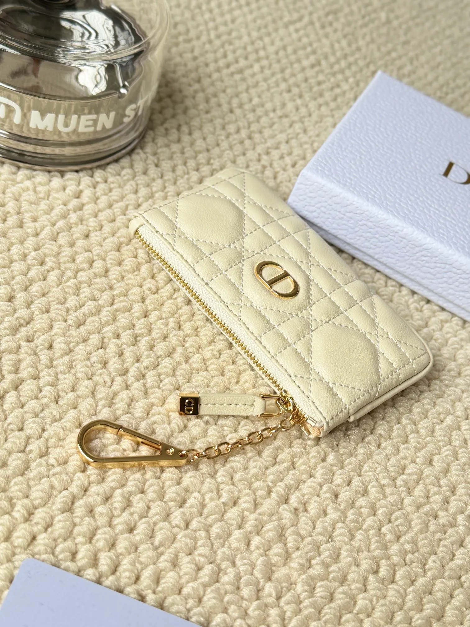 💰150 2024 spring and summer new coin purse key bag is small and cute Size: 14.5*7.6cm Model: S5158UWHC_M30G This Dior Caro card holder is elegant and practical. Carefully crafted from soft cow leather, it is decorated with cannage pattern topstitching and a CD logo on the front to enhance the style. Elegant and sophisticated. 30 Montaigne Glycine Coin Purse Key Case 🔑 Compact and practical, unique, it can store various daily necessities, suitable for various occasions, and can be matched with its 30Montaigne items. CD logo on front