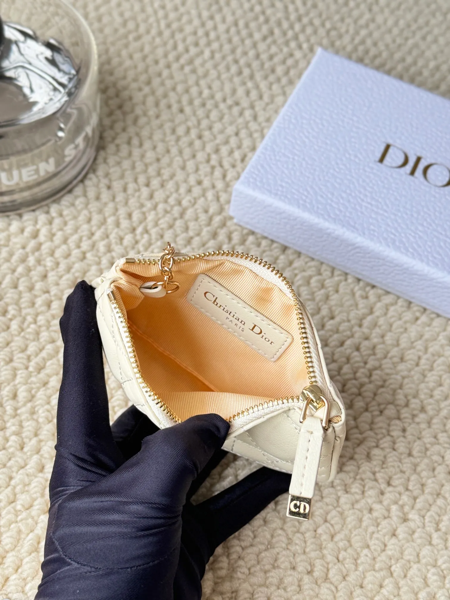 💰150 2024 spring and summer new coin purse key bag is small and cute Size: 14.5*7.6cm Model: S5158UWHC_M30G This Dior Caro card holder is elegant and practical. Carefully crafted from soft cow leather, it is decorated with cannage pattern topstitching and a CD logo on the front to enhance the style. Elegant and sophisticated. 30 Montaigne Glycine Coin Purse Key Case 🔑 Compact and practical, unique, it can store various daily necessities, suitable for various occasions, and can be matched with its 30Montaigne items. CD logo on front