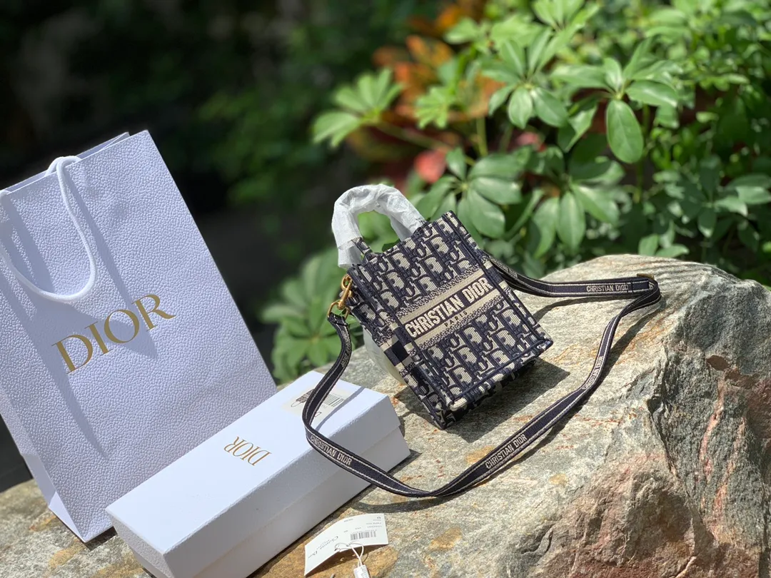❗️❗️❗️Free shipping with SF Express for year-end events❗️❗️❗️💰1160 Letter size 13.5 × 5 × 18 CM Original factory channel goods! The latest batch of counters in 2022! With thick textured jacquard embroidery, neat letter logo, and square shape, this bag can attract attention the moment it is launched! The vertical mini version is completely unobtrusive and can be easily worn by even small girls! The key is the latest models in the counter. All fashionistas can’t escape the word new model. Even if you pre-order offline now, it will take more than 6 months to get it! So our leading official website is selling it! The point is simple: genuine products from the original factory, no pressure to compare!