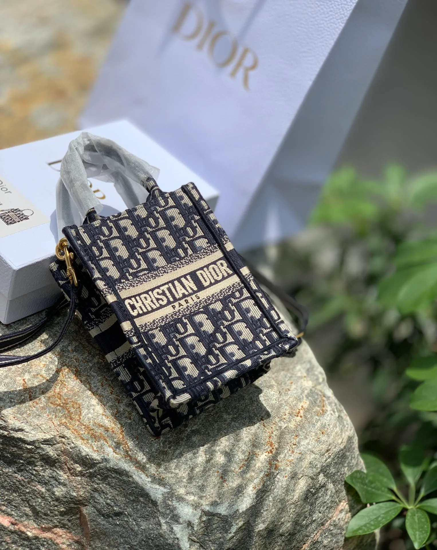 ❗️❗️❗️Free shipping with SF Express for year-end events❗️❗️❗️💰1160 Letter size 13.5 × 5 × 18 CM Original factory channel goods! The latest batch of counters in 2022! With thick textured jacquard embroidery, neat letter logo, and square shape, this bag can attract attention the moment it is launched! The vertical mini version is completely unobtrusive and can be easily worn by even small girls! The key is the latest models in the counter. All fashionistas can’t escape the word new model. Even if you pre-order offline now, it will take more than 6 months to get it! So our leading official website is selling it! The point is simple: genuine products from the original factory, no pressure to compare!
