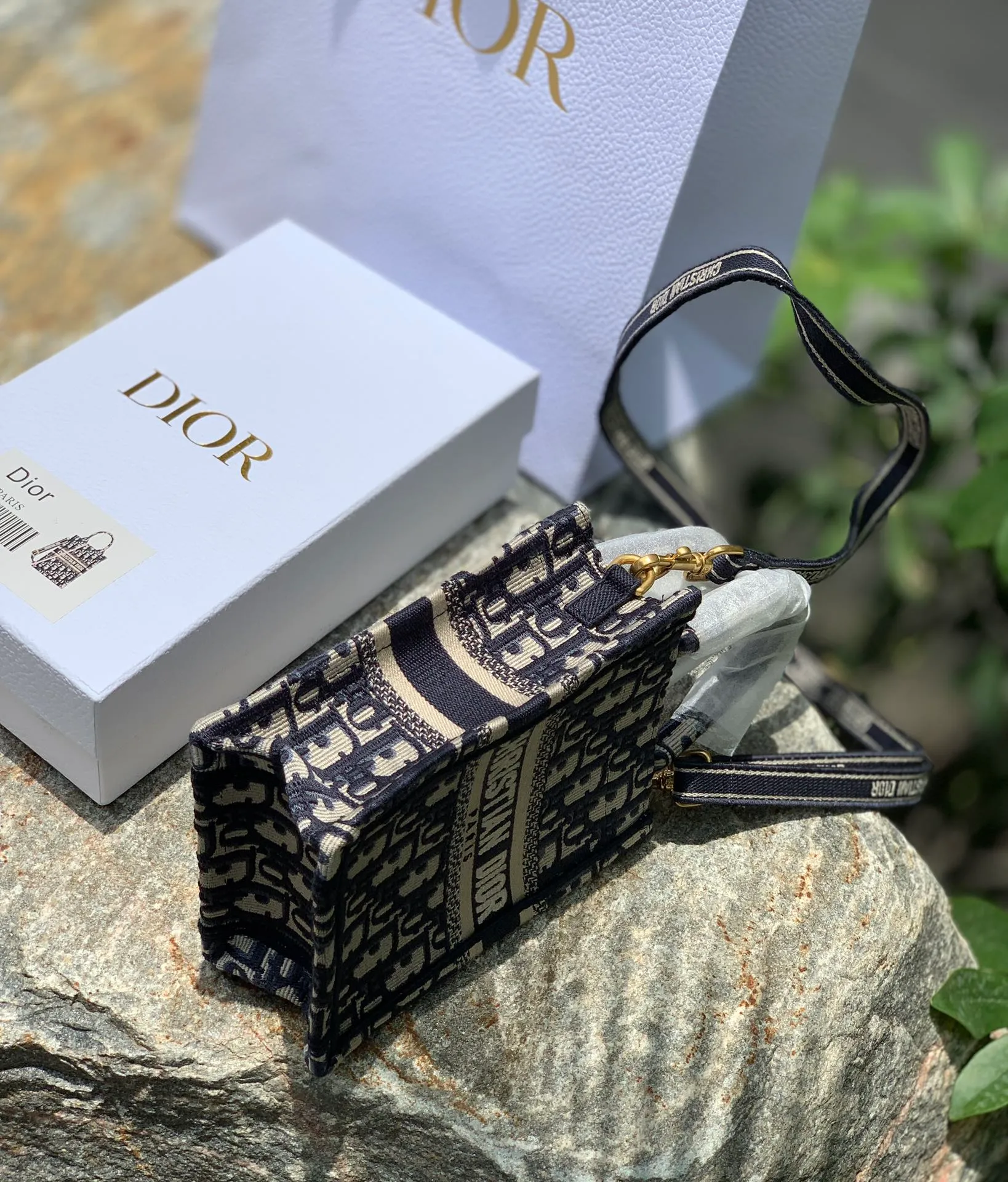 ❗️❗️❗️Free shipping with SF Express for year-end events❗️❗️❗️💰1160 Letter size 13.5 × 5 × 18 CM Original factory channel goods! The latest batch of counters in 2022! With thick textured jacquard embroidery, neat letter logo, and square shape, this bag can attract attention the moment it is launched! The vertical mini version is completely unobtrusive and can be easily worn by even small girls! The key is the latest models in the counter. All fashionistas can’t escape the word new model. Even if you pre-order offline now, it will take more than 6 months to get it! So our leading official website is selling it! The point is simple: genuine products from the original factory, no pressure to compare!