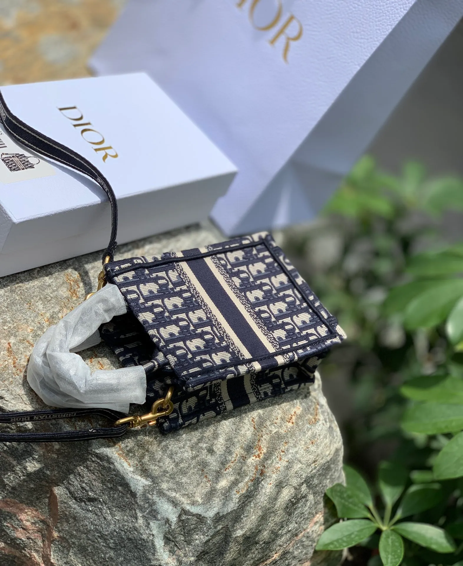 ❗️❗️❗️Free shipping with SF Express for year-end events❗️❗️❗️💰1160 Letter size 13.5 × 5 × 18 CM Original factory channel goods! The latest batch of counters in 2022! With thick textured jacquard embroidery, neat letter logo, and square shape, this bag can attract attention the moment it is launched! The vertical mini version is completely unobtrusive and can be easily worn by even small girls! The key is the latest models in the counter. All fashionistas can’t escape the word new model. Even if you pre-order offline now, it will take more than 6 months to get it! So our leading official website is selling it! The point is simple: genuine products from the original factory, no pressure to compare!