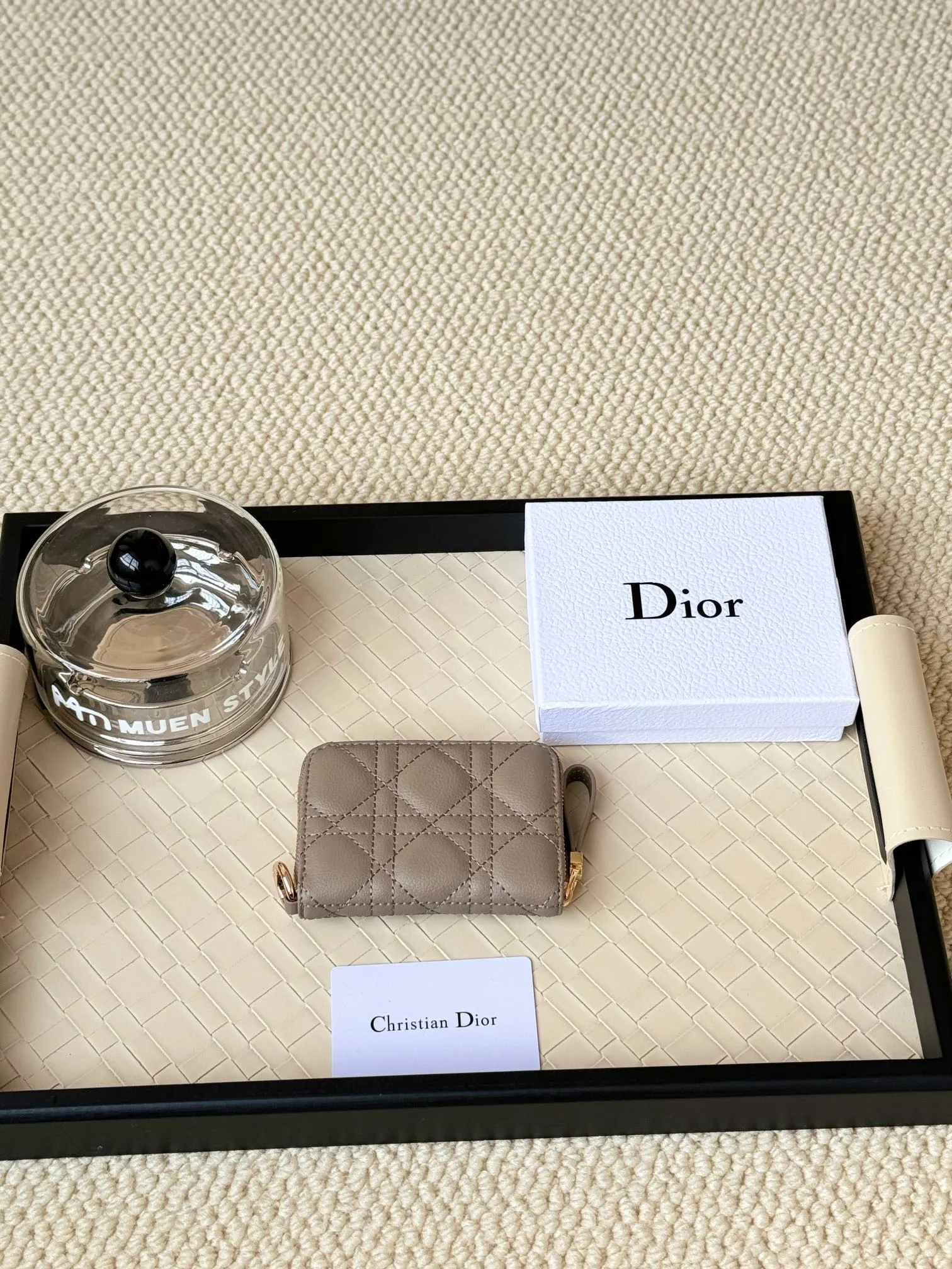 💰150 Dior New Caro Zippered Card Holder I love it. I originally wanted to buy a wallet, but I fell in love with this card holder. The size is just right and there are enough card slots. When Sydney is on lockdown and you can't go to the store, SA will send you photos and payment links. It's very convenient. I paid in the morning and received it in the afternoon. I think it looks better than the zipper card holder in C. The small metal ring next to the zipper is convenient for connecting the card holder to the bag and is not easy to lose. The calfskin material feels great. No.: S5034 Carol grain (size 9*11cm)