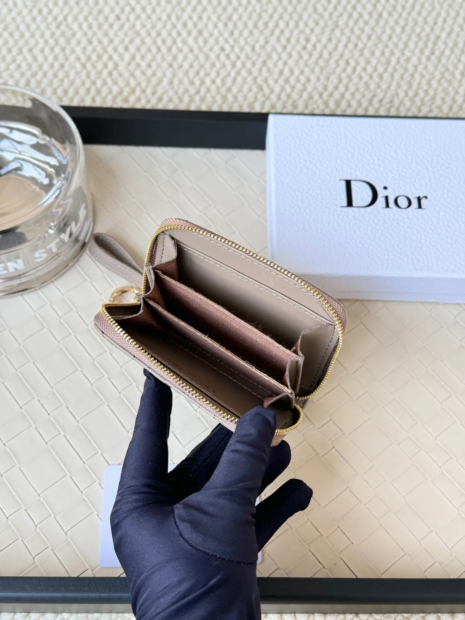 💰150 Dior New Caro Zippered Card Holder I love it. I originally wanted to buy a wallet, but I fell in love with this card holder. The size is just right and there are enough card slots. When Sydney is on lockdown and you can't go to the store, SA will send you photos and payment links. It's very convenient. I paid in the morning and received it in the afternoon. I think it looks better than the zipper card holder in C. The small metal ring next to the zipper is convenient for connecting the card holder to the bag and is not easy to lose. The calfskin material feels great. No.: S5034 Carol grain (size 9*11cm)