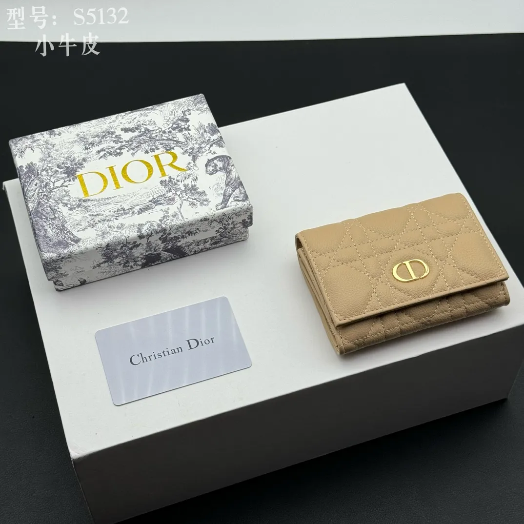 💰150 💎Top quality apricot# 2024 spring and summer women's card holder This Dior Caro card holder is elegant and practical. Carefully crafted from soft cow leather, it is decorated with cannage pattern topstitching and a CD logo on the front to enhance the style. Elegant and sophisticated. Compact and practical, the 30 Montaigne Glycine Wallet is unique and can store a variety of daily necessities. It is suitable for various occasions and can be paired with its 30Montaigne pieces. Decorated with CD logo on the front, 2 card slots, 1 zipper compartment, 1 spacious internal compartment Spring/Summer 2024 Brand: Dior Dior Size: 11x7.5x2.5cm Model: S5132UWHC