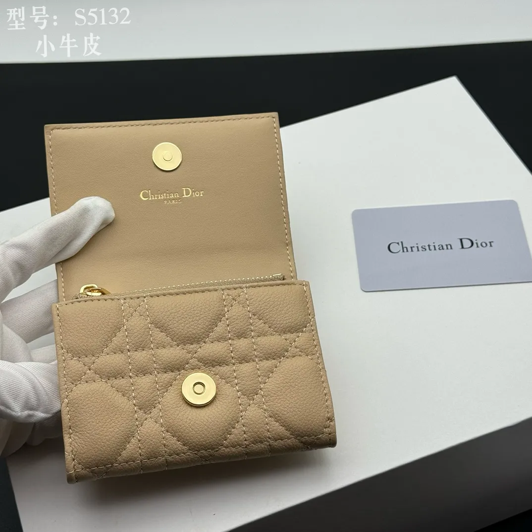 💰150 💎Top quality apricot# 2024 spring and summer women's card holder This Dior Caro card holder is elegant and practical. Carefully crafted from soft cow leather, it is decorated with cannage pattern topstitching and a CD logo on the front to enhance the style. Elegant and sophisticated. Compact and practical, the 30 Montaigne Glycine Wallet is unique and can store a variety of daily necessities. It is suitable for various occasions and can be paired with its 30Montaigne pieces. Decorated with CD logo on the front, 2 card slots, 1 zipper compartment, 1 spacious internal compartment Spring/Summer 2024 Brand: Dior Dior Size: 11x7.5x2.5cm Model: S5132UWHC