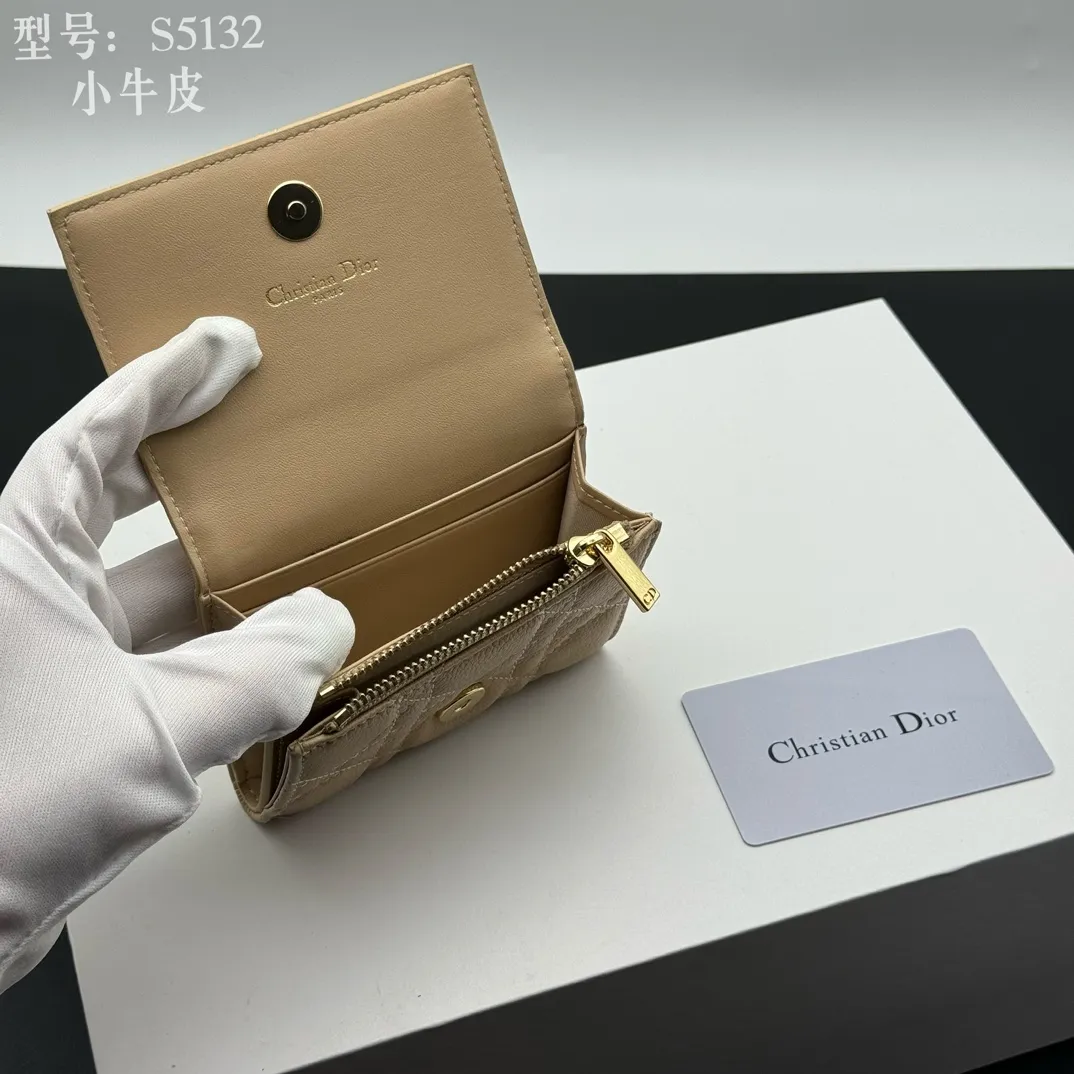 💰150 💎Top quality apricot# 2024 spring and summer women's card holder This Dior Caro card holder is elegant and practical. Carefully crafted from soft cow leather, it is decorated with cannage pattern topstitching and a CD logo on the front to enhance the style. Elegant and sophisticated. Compact and practical, the 30 Montaigne Glycine Wallet is unique and can store a variety of daily necessities. It is suitable for various occasions and can be paired with its 30Montaigne pieces. Decorated with CD logo on the front, 2 card slots, 1 zipper compartment, 1 spacious internal compartment Spring/Summer 2024 Brand: Dior Dior Size: 11x7.5x2.5cm Model: S5132UWHC
