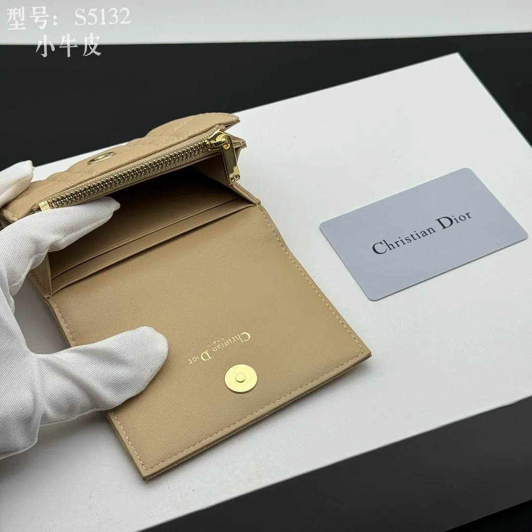 💰150 💎Top quality apricot# 2024 spring and summer women's card holder This Dior Caro card holder is elegant and practical. Carefully crafted from soft cow leather, it is decorated with cannage pattern topstitching and a CD logo on the front to enhance the style. Elegant and sophisticated. Compact and practical, the 30 Montaigne Glycine Wallet is unique and can store a variety of daily necessities. It is suitable for various occasions and can be paired with its 30Montaigne pieces. Decorated with CD logo on the front, 2 card slots, 1 zipper compartment, 1 spacious internal compartment Spring/Summer 2024 Brand: Dior Dior Size: 11x7.5x2.5cm Model: S5132UWHC