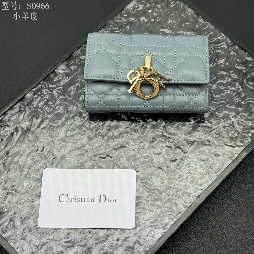 💰160 💎Top quality #Blue 💕𝑫𝒊𝒐𝒓Authentic products available at counters💌Full leather inside and outside. Comes with picture box. Exclusive real shot#Built-in small sachet💕 This My Dior Glycine wallet is compact, practical and unique. Crafted from rouge sheep leather, decorated with cannage pattern and decorated with a D.I.O.R. charm on the front to enhance the style. Elegant and refined, it can store a variety of daily necessities, is suitable for various occasions, and can be matched with other My Dior items. D.I.O.R. charm on the front 2 card slots 1 zipped compartment 1 spacious interior compartment Made in Italy Reference number: S0966. Size:11x7.5x2.5cm
