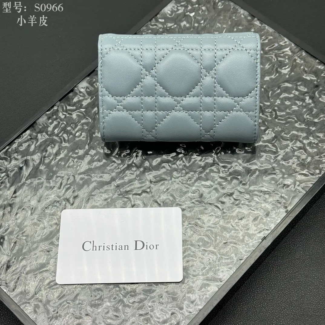 💰160 💎Top quality #Blue 💕𝑫𝒊𝒐𝒓Authentic products available at counters💌Full leather inside and outside. Comes with picture box. Exclusive real shot#Built-in small sachet💕 This My Dior Glycine wallet is compact, practical and unique. Crafted from rouge sheep leather, decorated with cannage pattern and decorated with a D.I.O.R. charm on the front to enhance the style. Elegant and refined, it can store a variety of daily necessities, is suitable for various occasions, and can be matched with other My Dior items. D.I.O.R. charm on the front 2 card slots 1 zipped compartment 1 spacious interior compartment Made in Italy Reference number: S0966. Size:11x7.5x2.5cm