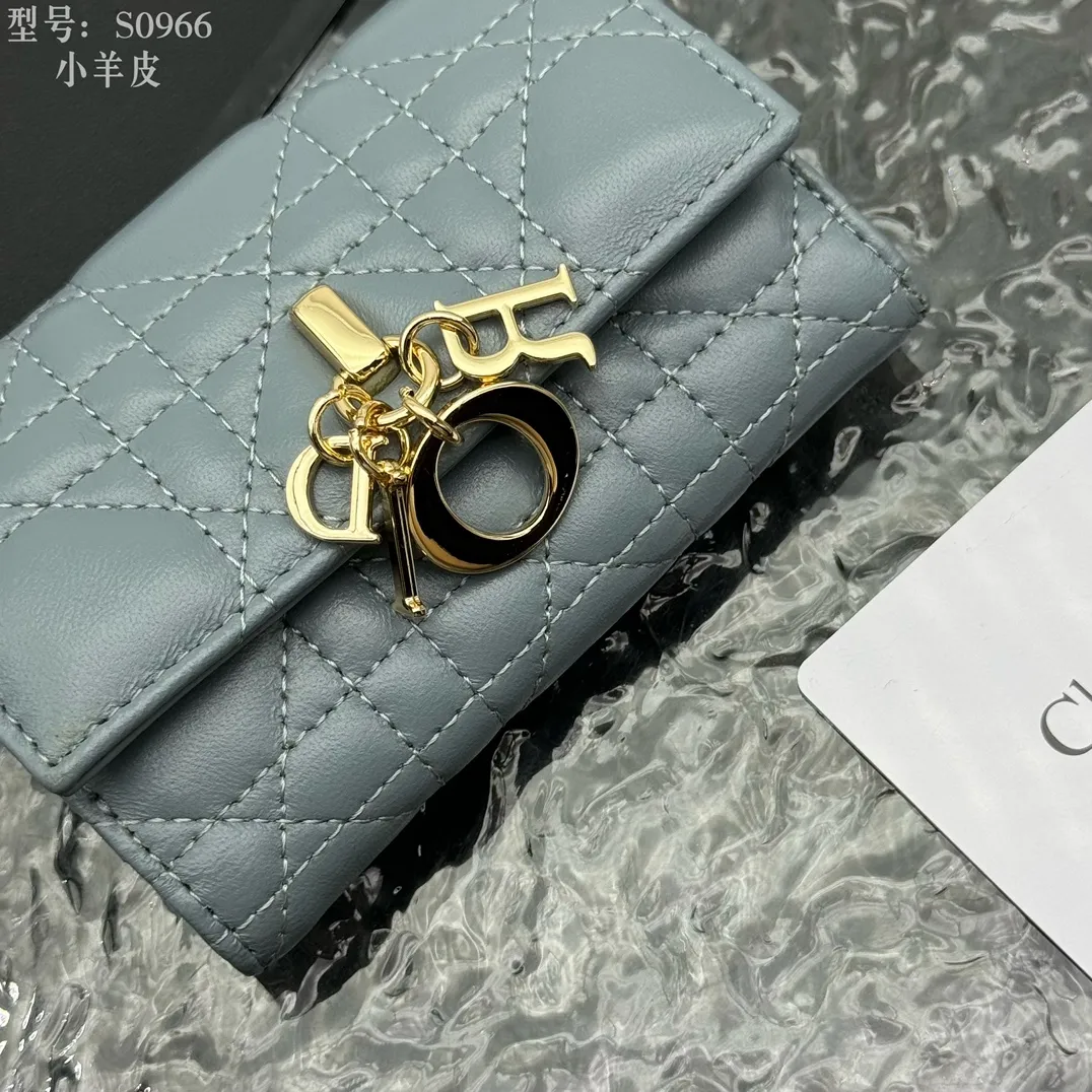 💰160 💎Top quality #Blue 💕𝑫𝒊𝒐𝒓Authentic products available at counters💌Full leather inside and outside. Comes with picture box. Exclusive real shot#Built-in small sachet💕 This My Dior Glycine wallet is compact, practical and unique. Crafted from rouge sheep leather, decorated with cannage pattern and decorated with a D.I.O.R. charm on the front to enhance the style. Elegant and refined, it can store a variety of daily necessities, is suitable for various occasions, and can be matched with other My Dior items. D.I.O.R. charm on the front 2 card slots 1 zipped compartment 1 spacious interior compartment Made in Italy Reference number: S0966. Size:11x7.5x2.5cm