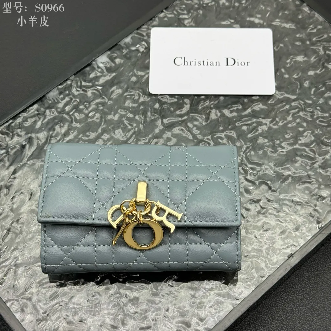 💰160 💎Top quality #Blue 💕𝑫𝒊𝒐𝒓Authentic products available at counters💌Full leather inside and outside. Comes with picture box. Exclusive real shot#Built-in small sachet💕 This My Dior Glycine wallet is compact, practical and unique. Crafted from rouge sheep leather, decorated with cannage pattern and decorated with a D.I.O.R. charm on the front to enhance the style. Elegant and refined, it can store a variety of daily necessities, is suitable for various occasions, and can be matched with other My Dior items. D.I.O.R. charm on the front 2 card slots 1 zipped compartment 1 spacious interior compartment Made in Italy Reference number: S0966. Size:11x7.5x2.5cm