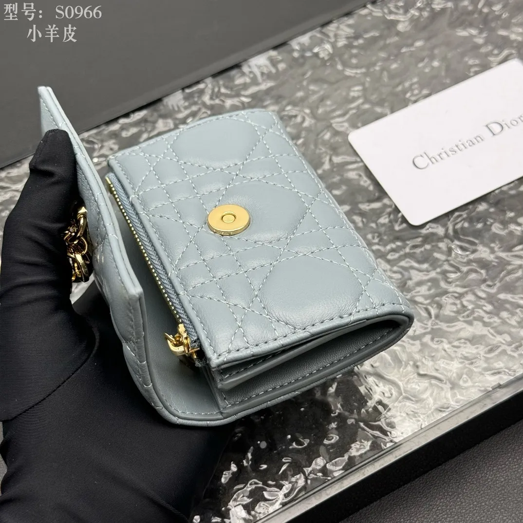 💰160 💎Top quality #Blue 💕𝑫𝒊𝒐𝒓Authentic products available at counters💌Full leather inside and outside. Comes with picture box. Exclusive real shot#Built-in small sachet💕 This My Dior Glycine wallet is compact, practical and unique. Crafted from rouge sheep leather, decorated with cannage pattern and decorated with a D.I.O.R. charm on the front to enhance the style. Elegant and refined, it can store a variety of daily necessities, is suitable for various occasions, and can be matched with other My Dior items. D.I.O.R. charm on the front 2 card slots 1 zipped compartment 1 spacious interior compartment Made in Italy Reference number: S0966. Size:11x7.5x2.5cm