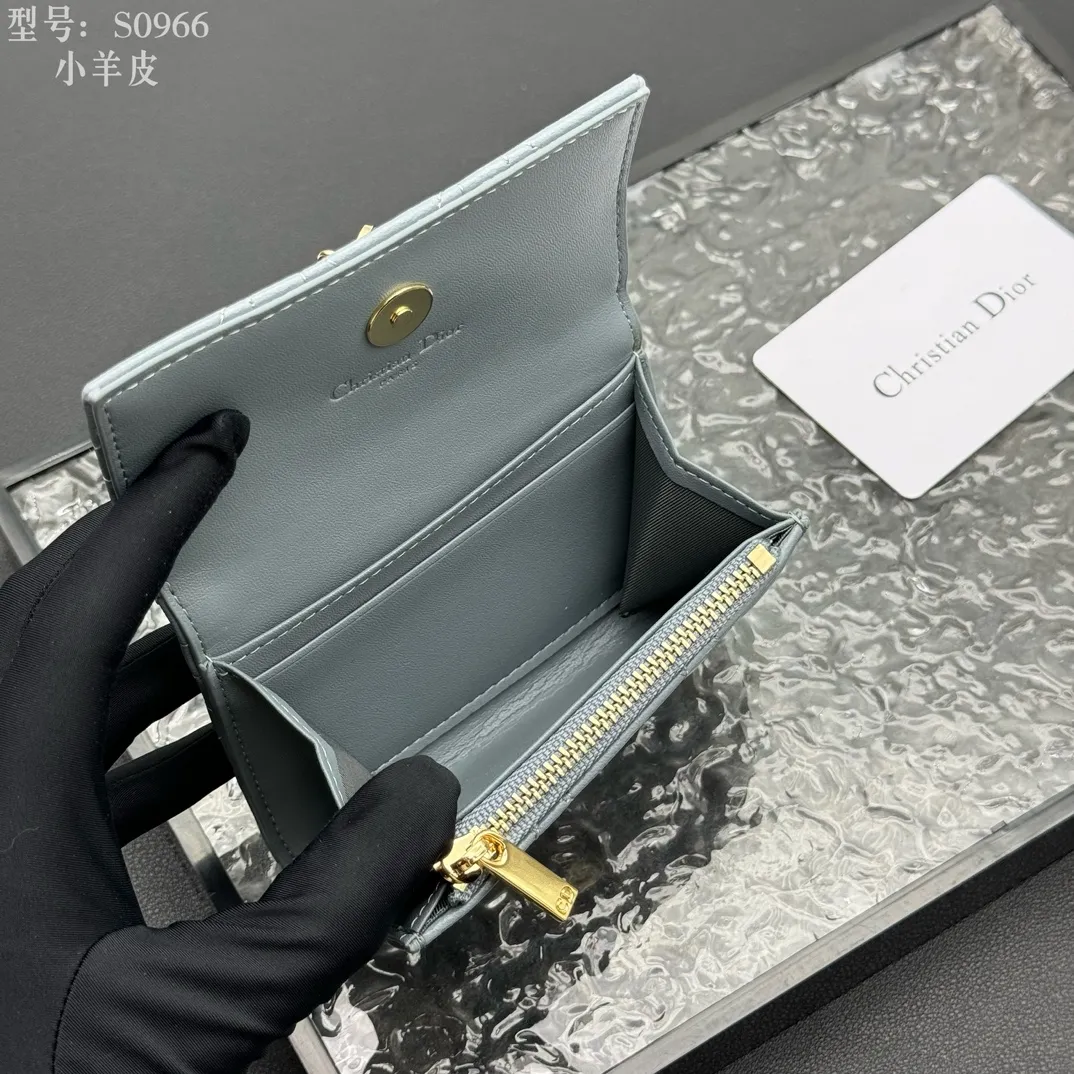 💰160 💎Top quality #Blue 💕𝑫𝒊𝒐𝒓Authentic products available at counters💌Full leather inside and outside. Comes with picture box. Exclusive real shot#Built-in small sachet💕 This My Dior Glycine wallet is compact, practical and unique. Crafted from rouge sheep leather, decorated with cannage pattern and decorated with a D.I.O.R. charm on the front to enhance the style. Elegant and refined, it can store a variety of daily necessities, is suitable for various occasions, and can be matched with other My Dior items. D.I.O.R. charm on the front 2 card slots 1 zipped compartment 1 spacious interior compartment Made in Italy Reference number: S0966. Size:11x7.5x2.5cm