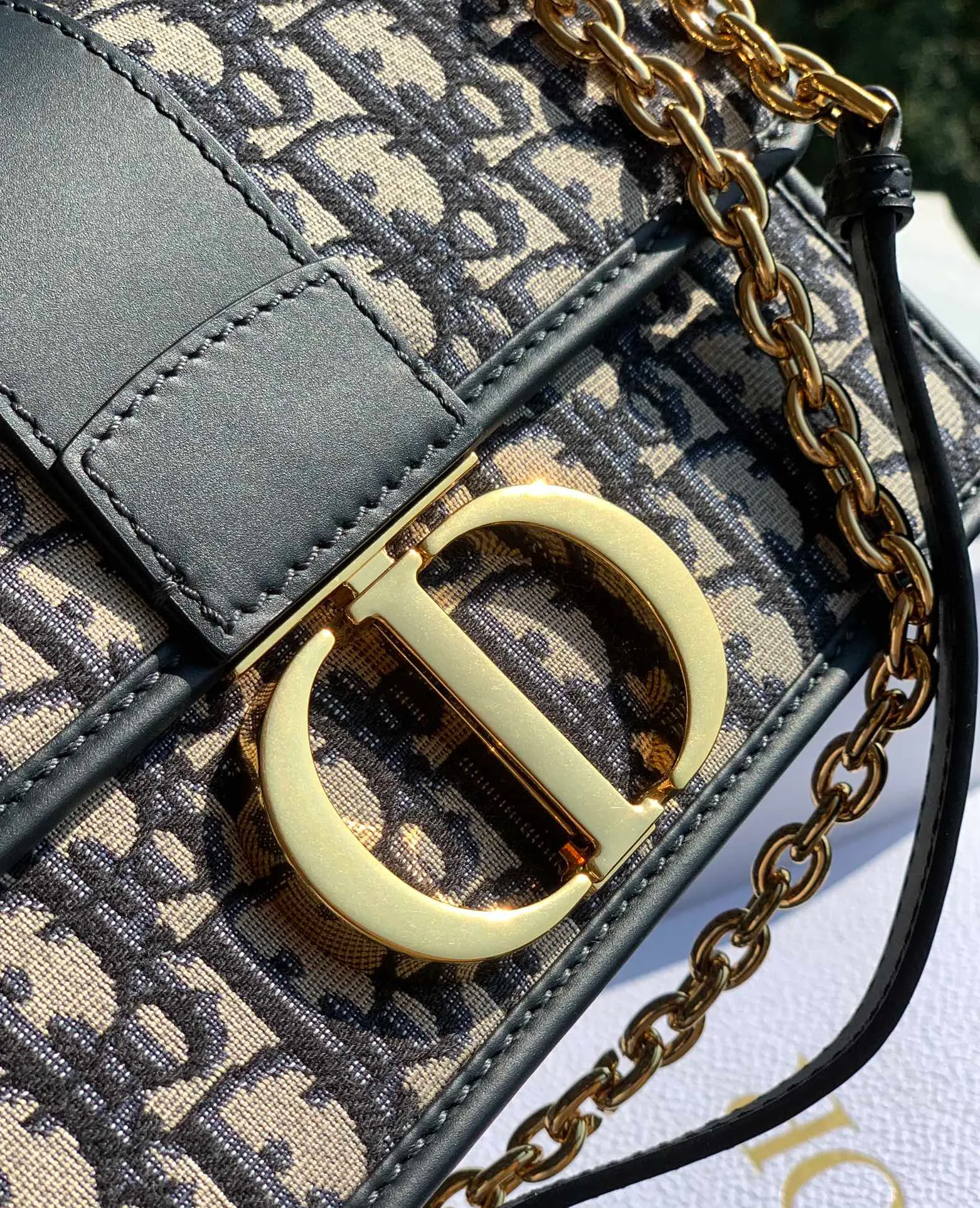 ❗️❗️❗️Free shipping with SF Express for year-end events❗️❗️❗️💰1560 Size: 25 x 16.5 x 8cm Chain Montaigne We are the original factory goods coming in and out of the counter! What we use at home is the same imported DUKOP machine as the official website, with original yarn, original hot stamping, original database fonts, original hardware, and imported counter packaging. It is the same thing as what is on the counter! Because the cost of imported machines is too high, the versions on the market basically use domestic machines. No matter how good they are, they cannot be compared with Z💰! The different processes of the machines and the resulting effects are naturally different! !