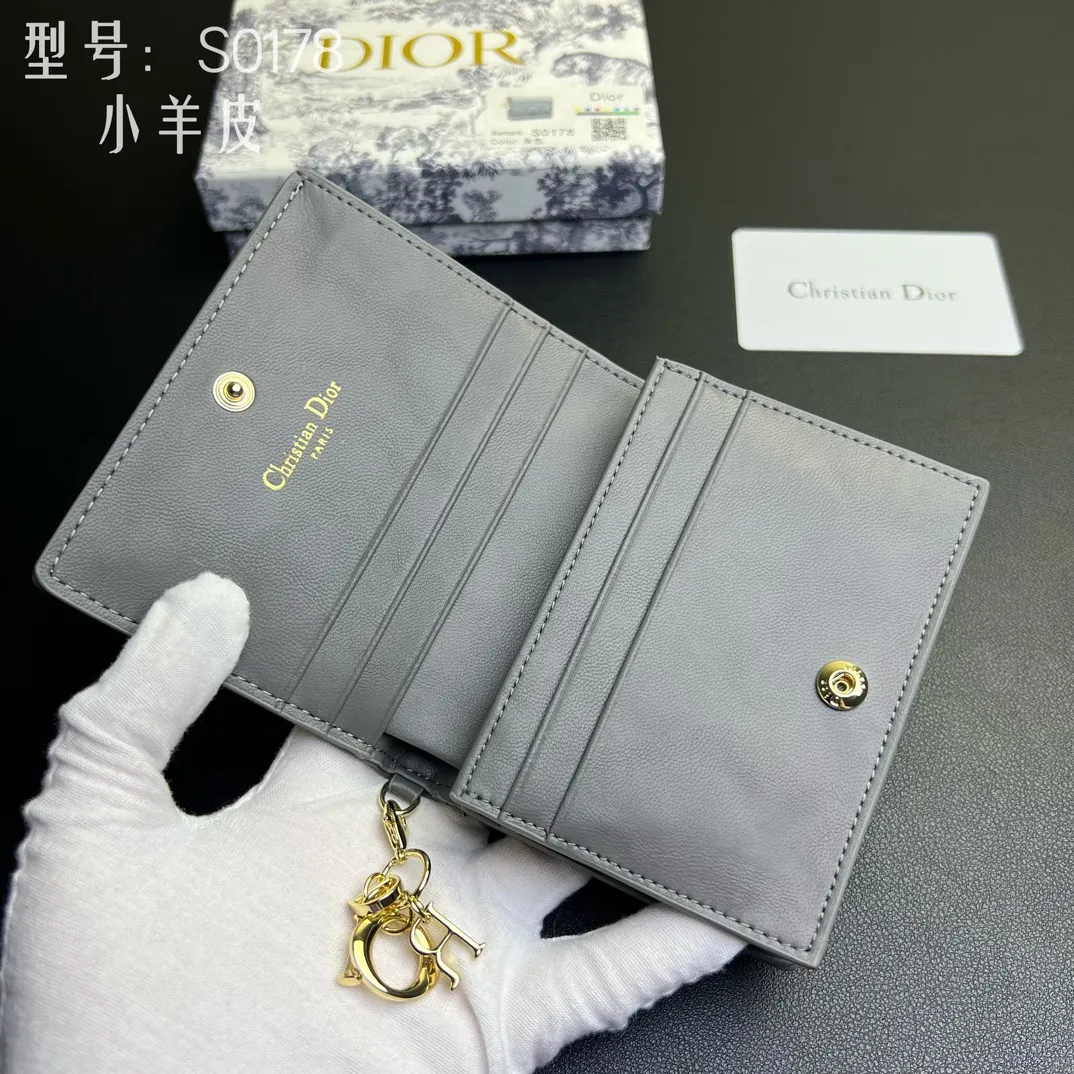 💰160 💎Upgraded original version🇫🇷 𝑫𝒊𝒐𝒓Authentic products available at counters💌Top quality# With picture box Exclusive real shot# Built-in small sachet💕 This Lady Dior 5 grid card holder is decorated with classic cannage pattern topstitching, paying tribute to the exquisite craftsmanship of Dior craftsmen. Carefully crafted from bright patent leather on the outside + sheepskin on the inside, it is compact and practical and can store a variety of daily necessities. This 5-compartment card holder is decorated with a removable "D.I.O.R." charm and has a strap snap closure so it can be paired with other Lady Dior pieces for a coordinated look. ·Detachable "D.I.O.R." charm ·Front strap snap closure ·5 compartments sewn with triangular gussets Dior patent leather card bag multi-layered accordion design. Practical and beautiful at the same time. Can store many cards. Style number: S0178NMJ-M900. Size: 10.4×7×2cm
