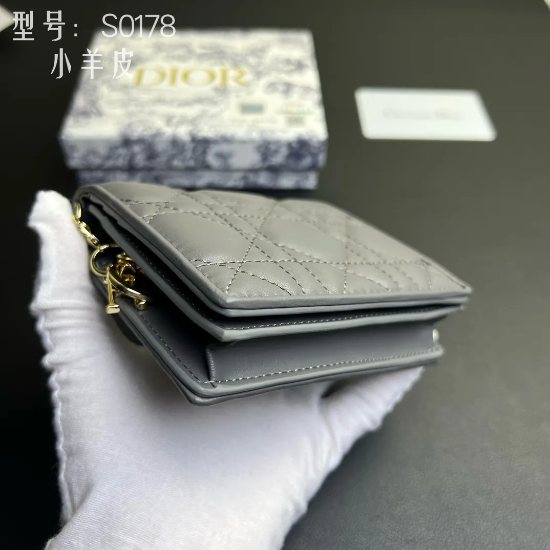 💰160 💎Upgraded original version🇫🇷 𝑫𝒊𝒐𝒓Authentic products available at counters💌Top quality# With picture box Exclusive real shot# Built-in small sachet💕 This Lady Dior 5 grid card holder is decorated with classic cannage pattern topstitching, paying tribute to the exquisite craftsmanship of Dior craftsmen. Carefully crafted from bright patent leather on the outside + sheepskin on the inside, it is compact and practical and can store a variety of daily necessities. This 5-compartment card holder is decorated with a removable "D.I.O.R." charm and has a strap snap closure so it can be paired with other Lady Dior pieces for a coordinated look. ·Detachable "D.I.O.R." charm ·Front strap snap closure ·5 compartments sewn with triangular gussets Dior patent leather card bag multi-layered accordion design. Practical and beautiful at the same time. Can store many cards. Style number: S0178NMJ-M900. Size: 10.4×7×2cm