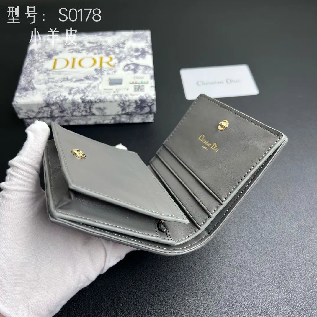 💰160 💎Upgraded original version🇫🇷 𝑫𝒊𝒐𝒓Authentic products available at counters💌Top quality# With picture box Exclusive real shot# Built-in small sachet💕 This Lady Dior 5 grid card holder is decorated with classic cannage pattern topstitching, paying tribute to the exquisite craftsmanship of Dior craftsmen. Carefully crafted from bright patent leather on the outside + sheepskin on the inside, it is compact and practical and can store a variety of daily necessities. This 5-compartment card holder is decorated with a removable "D.I.O.R." charm and has a strap snap closure so it can be paired with other Lady Dior pieces for a coordinated look. ·Detachable "D.I.O.R." charm ·Front strap snap closure ·5 compartments sewn with triangular gussets Dior patent leather card bag multi-layered accordion design. Practical and beautiful at the same time. Can store many cards. Style number: S0178NMJ-M900. Size: 10.4×7×2cm