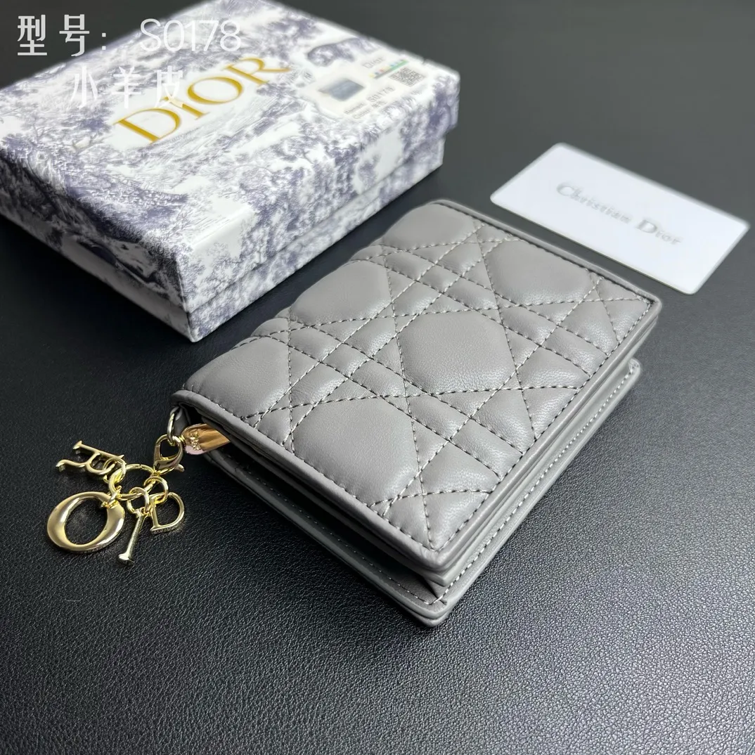 💰160 💎Upgraded original version🇫🇷 𝑫𝒊𝒐𝒓Authentic products available at counters💌Top quality# With picture box Exclusive real shot# Built-in small sachet💕 This Lady Dior 5 grid card holder is decorated with classic cannage pattern topstitching, paying tribute to the exquisite craftsmanship of Dior craftsmen. Carefully crafted from bright patent leather on the outside + sheepskin on the inside, it is compact and practical and can store a variety of daily necessities. This 5-compartment card holder is decorated with a removable "D.I.O.R." charm and has a strap snap closure so it can be paired with other Lady Dior pieces for a coordinated look. ·Detachable "D.I.O.R." charm ·Front strap snap closure ·5 compartments sewn with triangular gussets Dior patent leather card bag multi-layered accordion design. Practical and beautiful at the same time. Can store many cards. Style number: S0178NMJ-M900. Size: 10.4×7×2cm