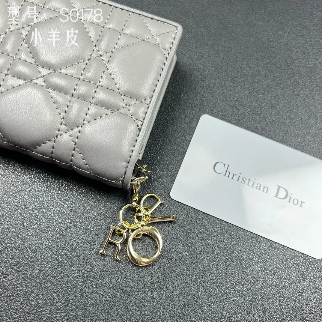 💰160 💎Upgraded original version🇫🇷 𝑫𝒊𝒐𝒓Authentic products available at counters💌Top quality# With picture box Exclusive real shot# Built-in small sachet💕 This Lady Dior 5 grid card holder is decorated with classic cannage pattern topstitching, paying tribute to the exquisite craftsmanship of Dior craftsmen. Carefully crafted from bright patent leather on the outside + sheepskin on the inside, it is compact and practical and can store a variety of daily necessities. This 5-compartment card holder is decorated with a removable "D.I.O.R." charm and has a strap snap closure so it can be paired with other Lady Dior pieces for a coordinated look. ·Detachable "D.I.O.R." charm ·Front strap snap closure ·5 compartments sewn with triangular gussets Dior patent leather card bag multi-layered accordion design. Practical and beautiful at the same time. Can store many cards. Style number: S0178NMJ-M900. Size: 10.4×7×2cm