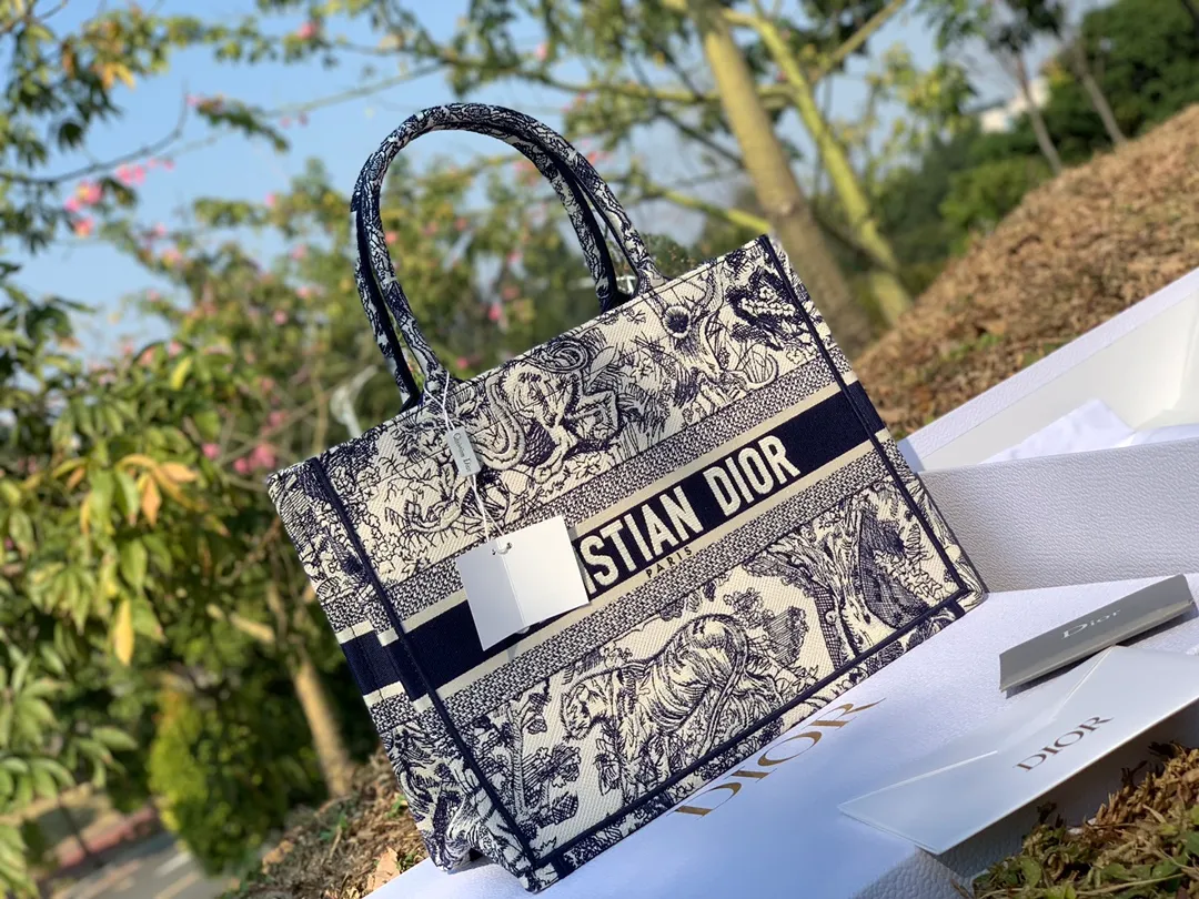 ❗️❗️❗️Free shipping with SF Express for year-end events❗️❗️❗️💰1500 Size 36.5 x 28 x 17.5 cm Small size I took pictures of the details and texture from all angles, I hope our customers can understand the value! It’s a particularly good-looking model that’s very lightweight, has a large capacity, and is versatile and stylish! This product costs three times as much as the product that "looks about the same". The reason for this is that it is inextricably linked to the original factory! The same full set of packaging at the counter. Let me tell you that our packaging cost is also very expensive. If you are interested, you can take it back and take a closer look. There is really nothing for sale outside. The texture, quality and price are things that cannot be found in the market!