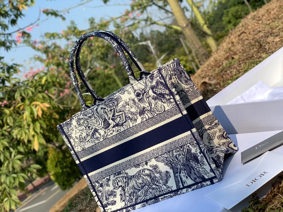 ❗️❗️❗️Free shipping with SF Express for year-end events❗️❗️❗️💰1500 Size 36.5 x 28 x 17.5 cm Small size I took pictures of the details and texture from all angles, I hope our customers can understand the value! It’s a particularly good-looking model that’s very lightweight, has a large capacity, and is versatile and stylish! This product costs three times as much as the product that "looks about the same". The reason for this is that it is inextricably linked to the original factory! The same full set of packaging at the counter. Let me tell you that our packaging cost is also very expensive. If you are interested, you can take it back and take a closer look. There is really nothing for sale outside. The texture, quality and price are things that cannot be found in the market!