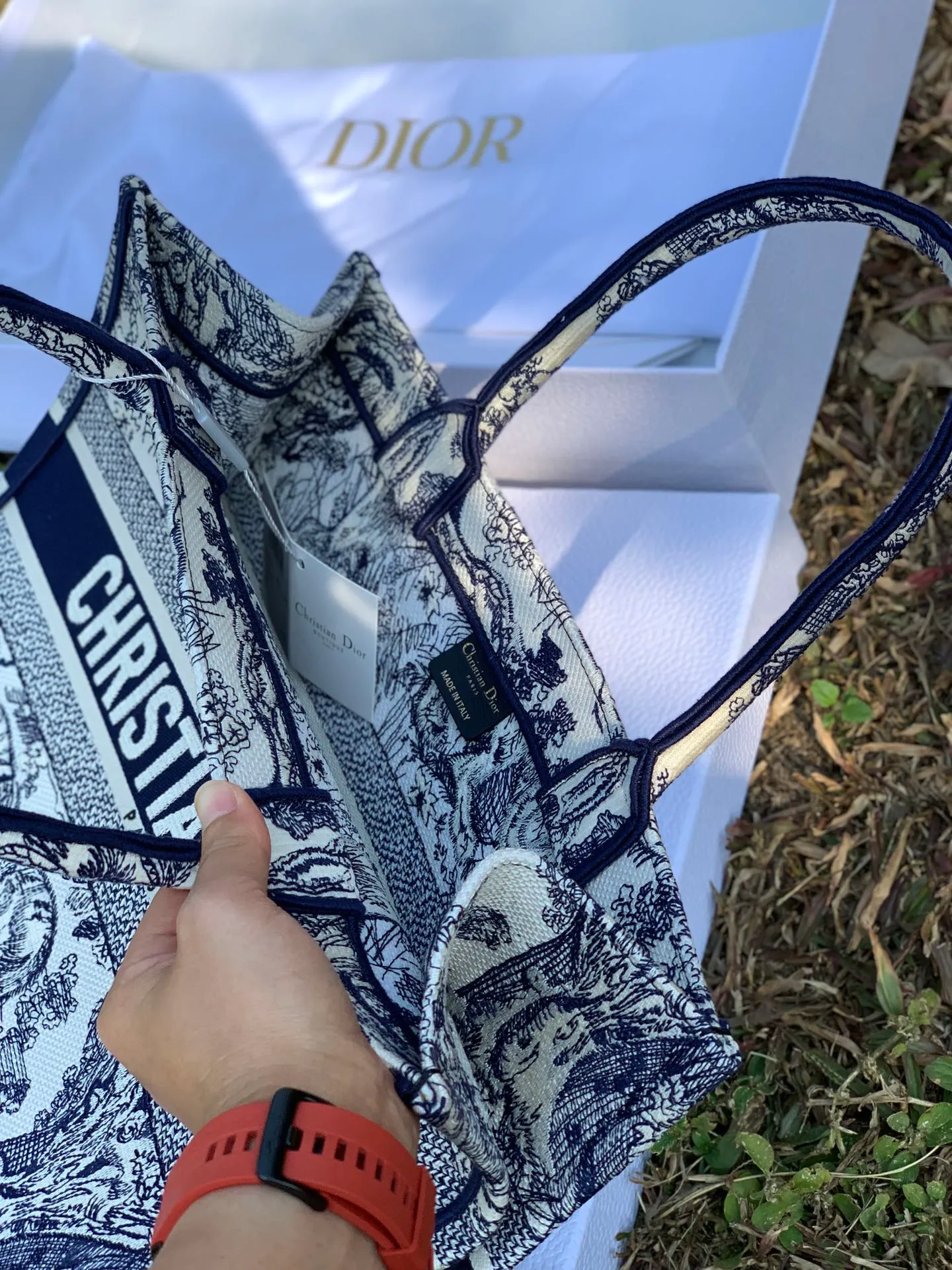 ❗️❗️❗️Free shipping with SF Express for year-end events❗️❗️❗️💰1500 Size 36.5 x 28 x 17.5 cm Small size I took pictures of the details and texture from all angles, I hope our customers can understand the value! It’s a particularly good-looking model that’s very lightweight, has a large capacity, and is versatile and stylish! This product costs three times as much as the product that "looks about the same". The reason for this is that it is inextricably linked to the original factory! The same full set of packaging at the counter. Let me tell you that our packaging cost is also very expensive. If you are interested, you can take it back and take a closer look. There is really nothing for sale outside. The texture, quality and price are things that cannot be found in the market!