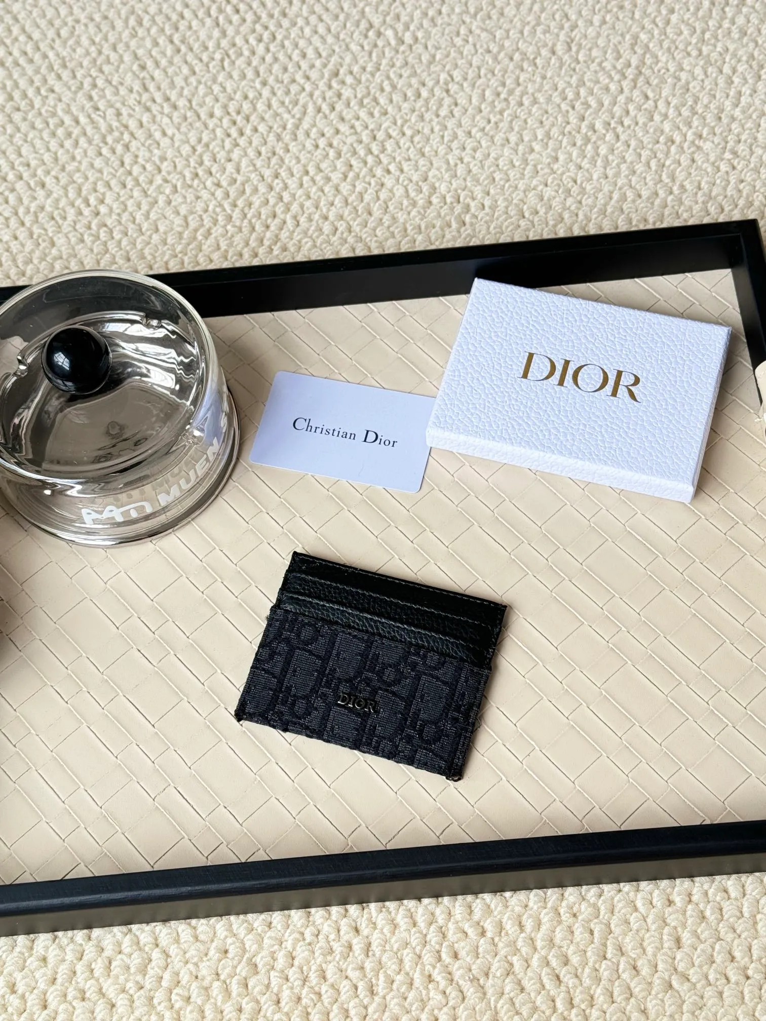 💰100 old flower material Dior card holder is elegant and refined😍 Men's is carefully made of cowhide [strong]. There are 3 card slots on each side and 1 card slot on the top, which is exquisite and exquisite in shape. Style number: CH135 Size: 10*8cm