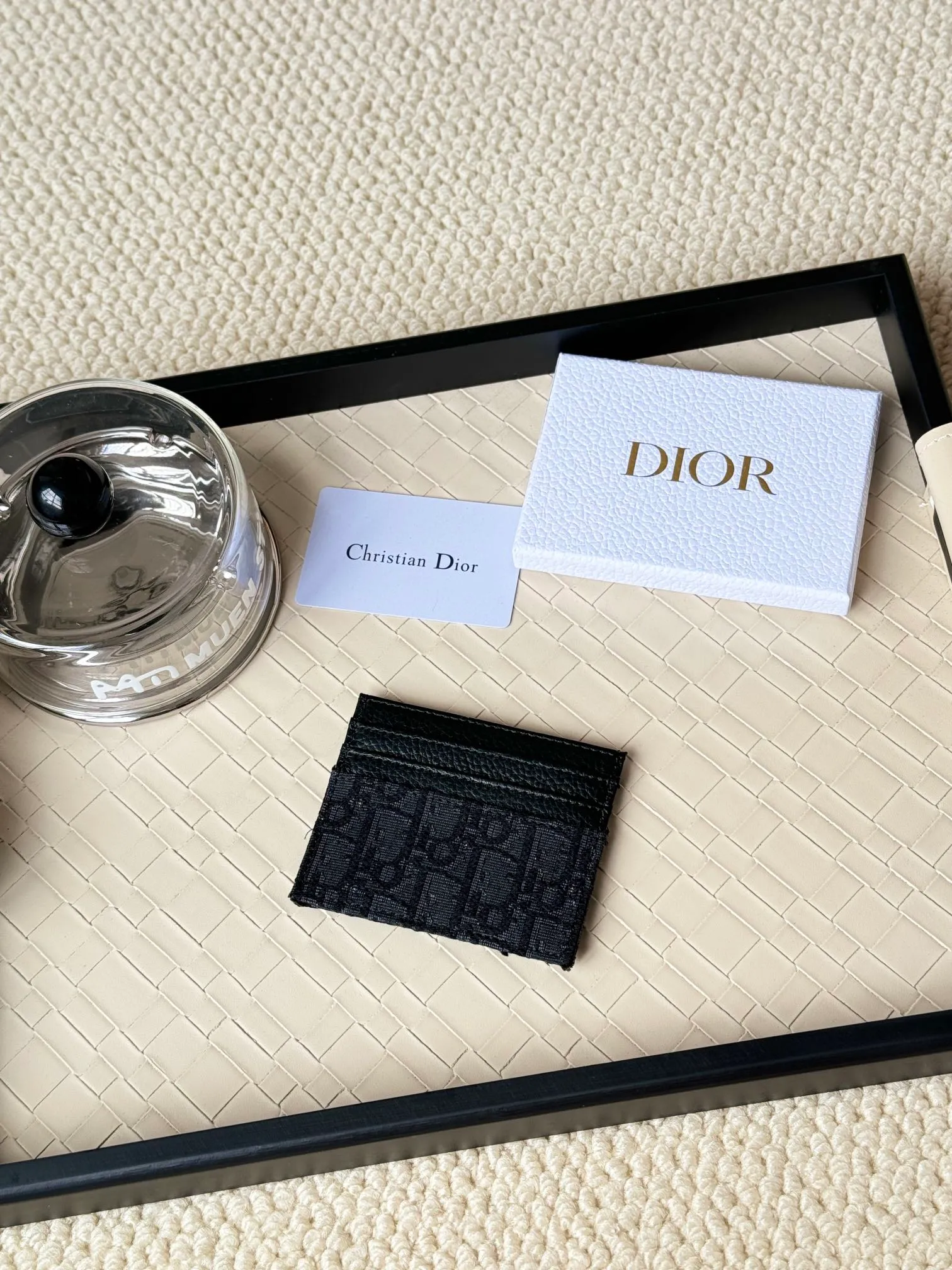 💰100 old flower material Dior card holder is elegant and refined😍 Men's is carefully made of cowhide [strong]. There are 3 card slots on each side and 1 card slot on the top, which is exquisite and exquisite in shape. Style number: CH135 Size: 10*8cm