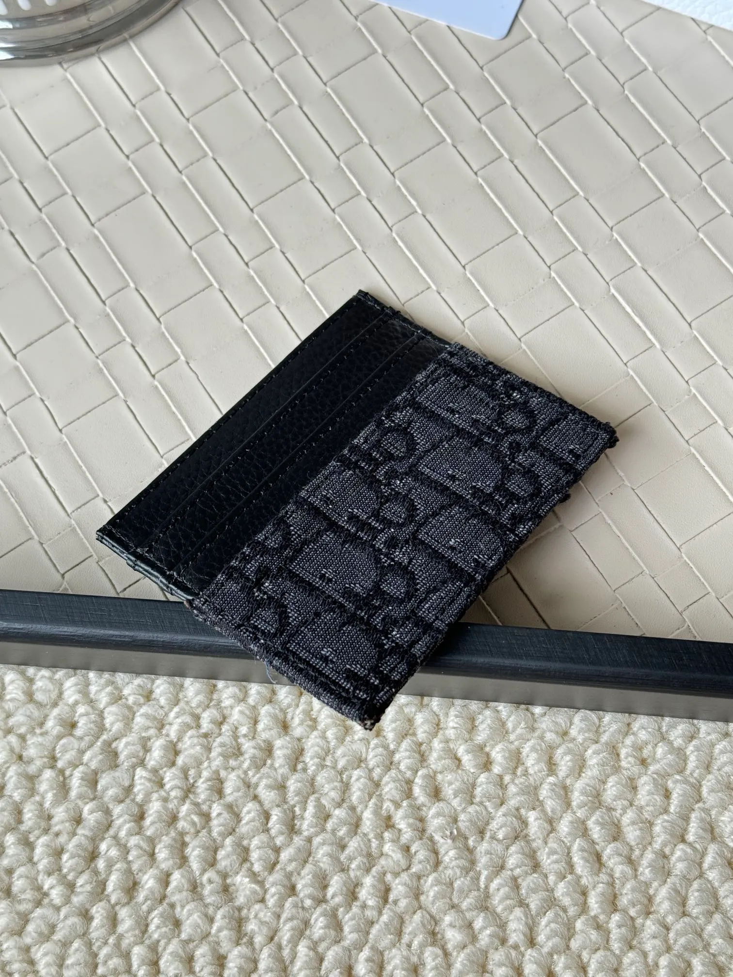 💰100 old flower material Dior card holder is elegant and refined😍 Men's is carefully made of cowhide [strong]. There are 3 card slots on each side and 1 card slot on the top, which is exquisite and exquisite in shape. Style number: CH135 Size: 10*8cm