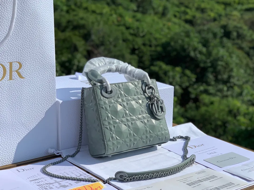 ❗️❗️❗️Free shipping with SF Express for year-end event❗️❗️❗️💰1800 Size 17-15-7cm The latest Dior mini three-lattice diamond pattern gray blue 'Princess Diana bag! Exclusive original factory channel, if you feel tired of looking at black and white, you might as well try gray blue, it is very high-end!