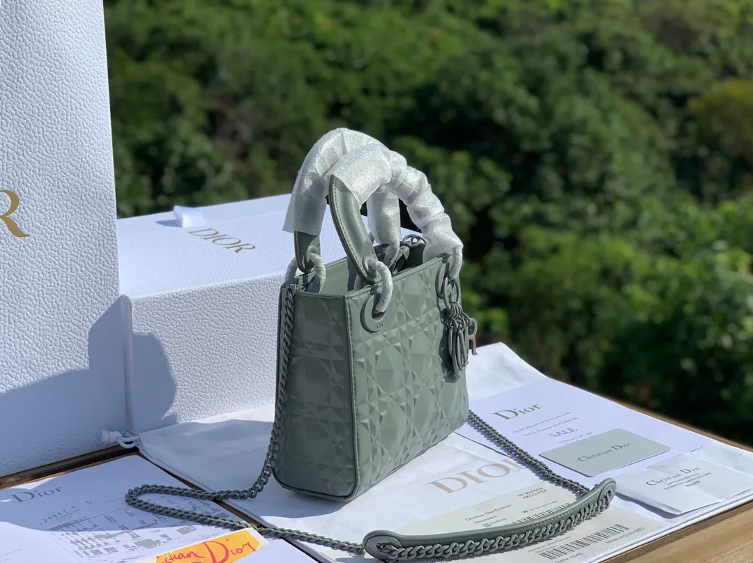 ❗️❗️❗️Free shipping with SF Express for year-end event❗️❗️❗️💰1800 Size 17-15-7cm The latest Dior mini three-lattice diamond pattern gray blue 'Princess Diana bag! Exclusive original factory channel, if you feel tired of looking at black and white, you might as well try gray blue, it is very high-end!