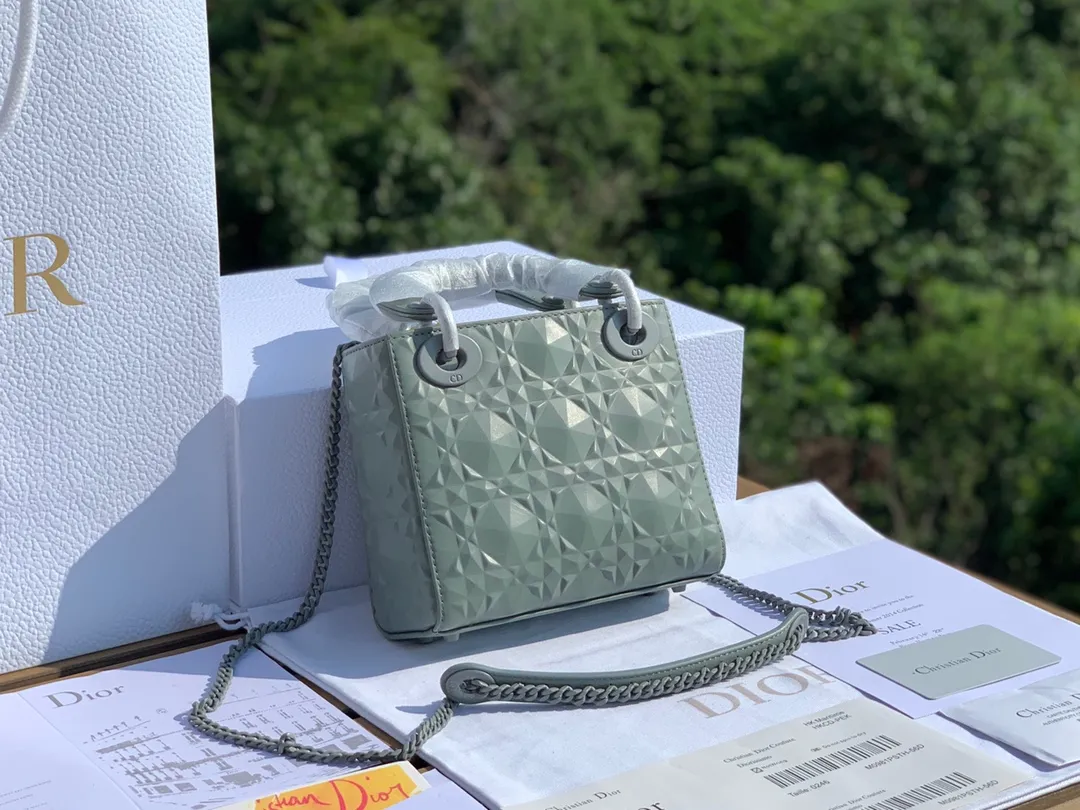 ❗️❗️❗️Free shipping with SF Express for year-end event❗️❗️❗️💰1800 Size 17-15-7cm The latest Dior mini three-lattice diamond pattern gray blue 'Princess Diana bag! Exclusive original factory channel, if you feel tired of looking at black and white, you might as well try gray blue, it is very high-end!