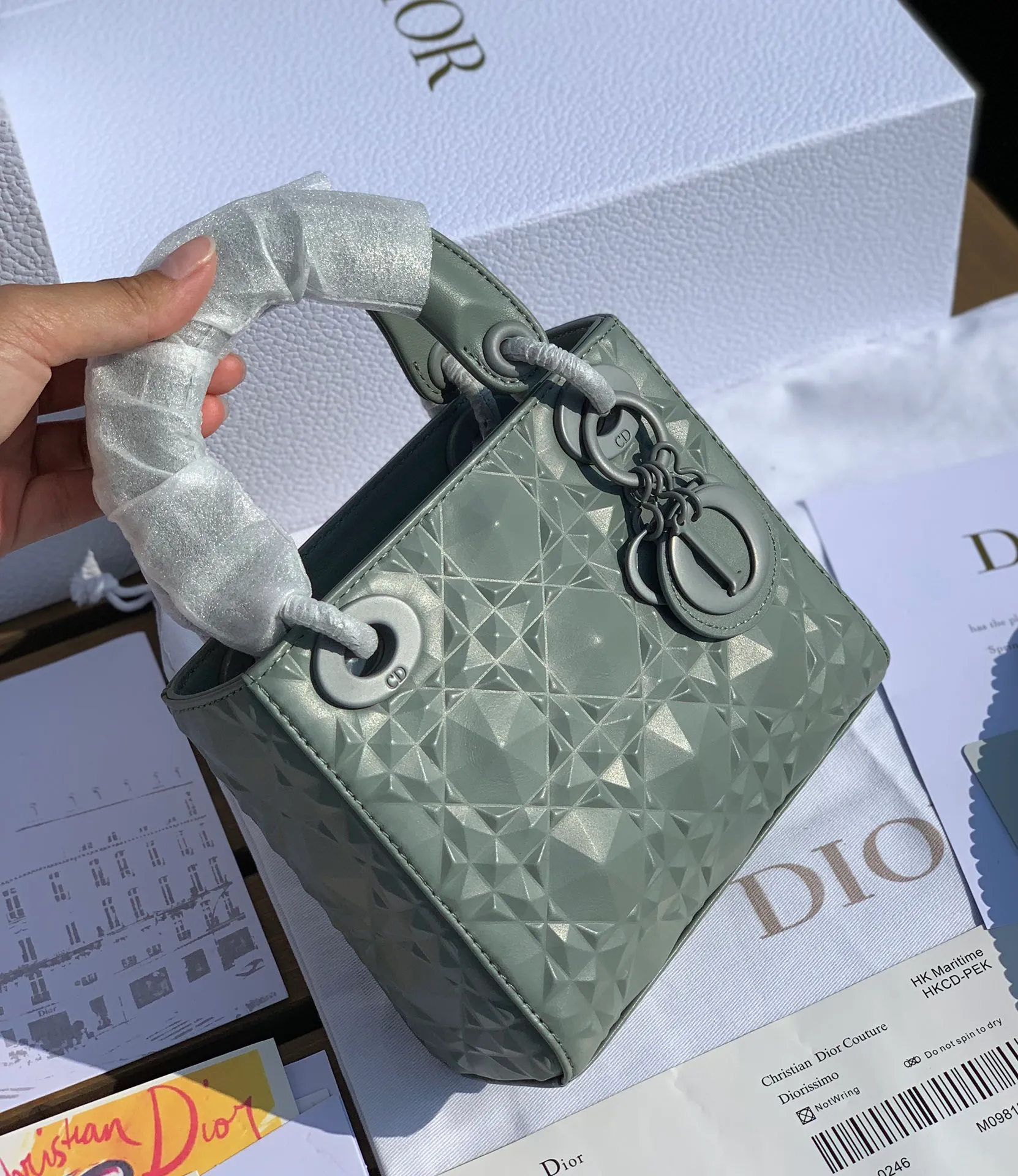 ❗️❗️❗️Free shipping with SF Express for year-end event❗️❗️❗️💰1800 Size 17-15-7cm The latest Dior mini three-lattice diamond pattern gray blue 'Princess Diana bag! Exclusive original factory channel, if you feel tired of looking at black and white, you might as well try gray blue, it is very high-end!