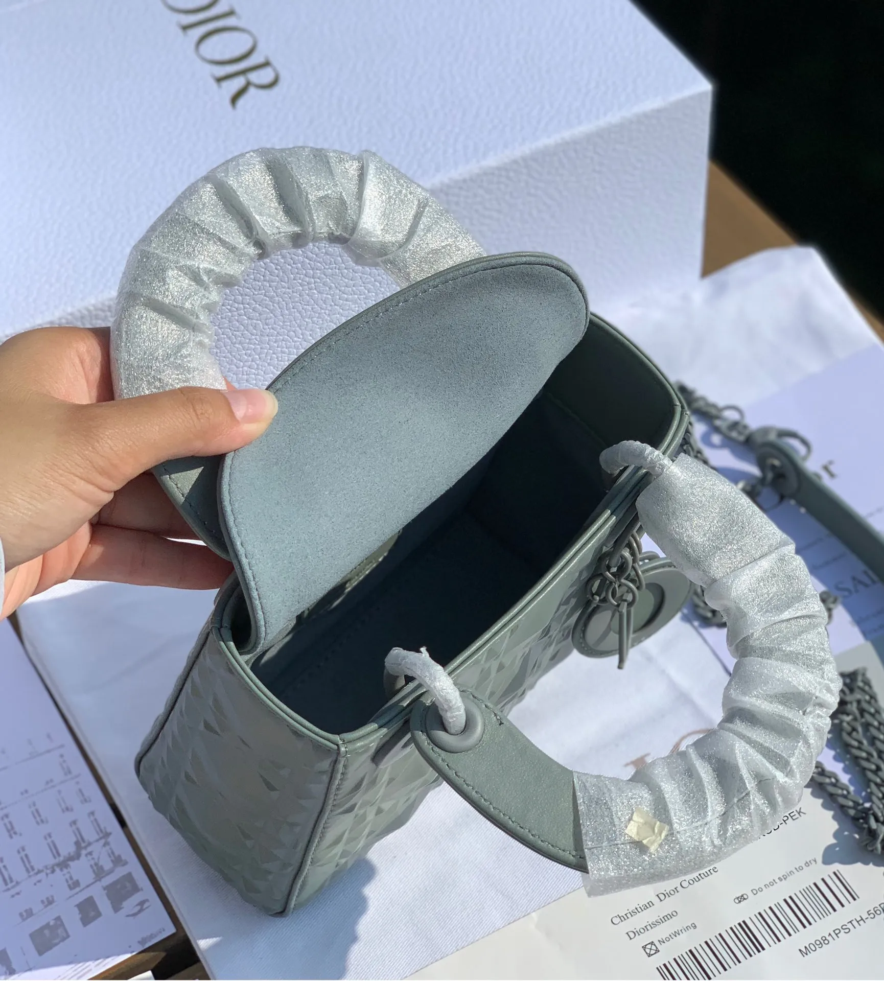 ❗️❗️❗️Free shipping with SF Express for year-end event❗️❗️❗️💰1800 Size 17-15-7cm The latest Dior mini three-lattice diamond pattern gray blue 'Princess Diana bag! Exclusive original factory channel, if you feel tired of looking at black and white, you might as well try gray blue, it is very high-end!