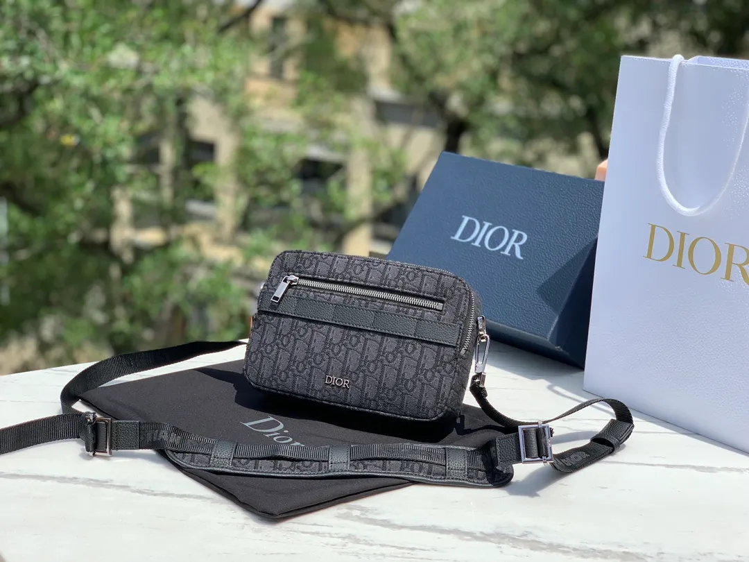 Top upgraded version 💰1300 Size: 22X15X6cm Dior messenger camera bag, shipped from the factory, the bag body is carefully made of original CD Diamond pattern cotton canvas, the fabric is light and flexible, the bag shape is crisp, the texture is clear, the material is wear-resistant, durable and easy to take care of, the small "DIOR" logo on the front, the top two-way zipper opening and closing, more convenient to take, decorated with the same color adjustable and removable Christian Dior logo cow leather and nylon jacquard shoulder straps, shoulder strap design, very user-friendly and thoughtful design, the upper body is very comfortable, the interior design is neat and spacious, simple and practical, it has a concave shape, it can be carried by men and women, and it is not easy to bump into bags. It is very worth buying.