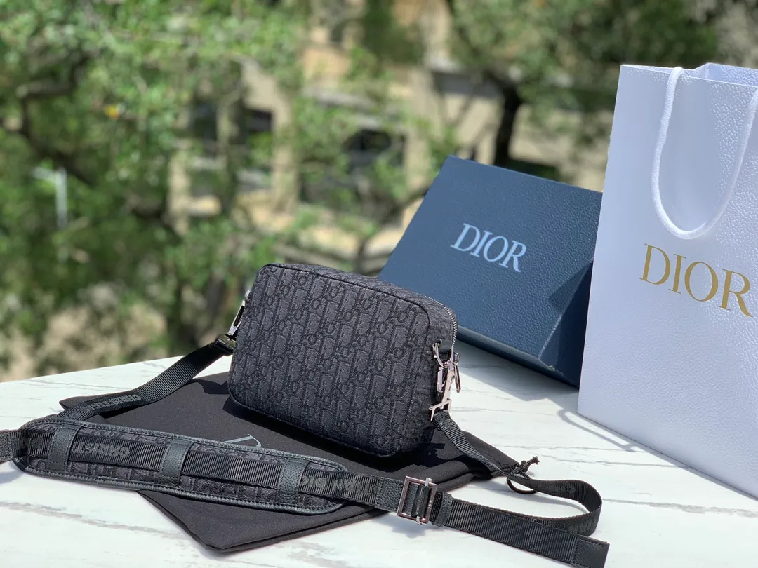 Top upgraded version 💰1300 Size: 22X15X6cm Dior messenger camera bag, shipped from the factory, the bag body is carefully made of original CD Diamond pattern cotton canvas, the fabric is light and flexible, the bag shape is crisp, the texture is clear, the material is wear-resistant, durable and easy to take care of, the small "DIOR" logo on the front, the top two-way zipper opening and closing, more convenient to take, decorated with the same color adjustable and removable Christian Dior logo cow leather and nylon jacquard shoulder straps, shoulder strap design, very user-friendly and thoughtful design, the upper body is very comfortable, the interior design is neat and spacious, simple and practical, it has a concave shape, it can be carried by men and women, and it is not easy to bump into bags. It is very worth buying.
