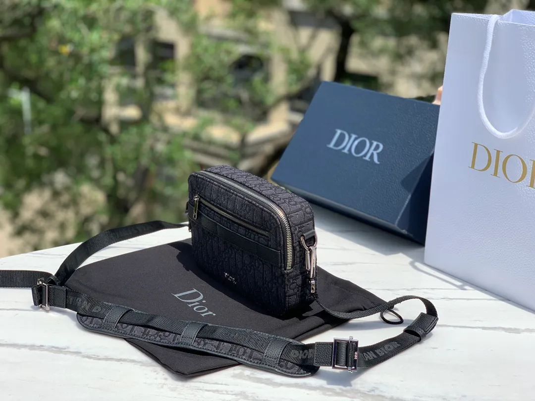 Top upgraded version 💰1300 Size: 22X15X6cm Dior messenger camera bag, shipped from the factory, the bag body is carefully made of original CD Diamond pattern cotton canvas, the fabric is light and flexible, the bag shape is crisp, the texture is clear, the material is wear-resistant, durable and easy to take care of, the small "DIOR" logo on the front, the top two-way zipper opening and closing, more convenient to take, decorated with the same color adjustable and removable Christian Dior logo cow leather and nylon jacquard shoulder straps, shoulder strap design, very user-friendly and thoughtful design, the upper body is very comfortable, the interior design is neat and spacious, simple and practical, it has a concave shape, it can be carried by men and women, and it is not easy to bump into bags. It is very worth buying.