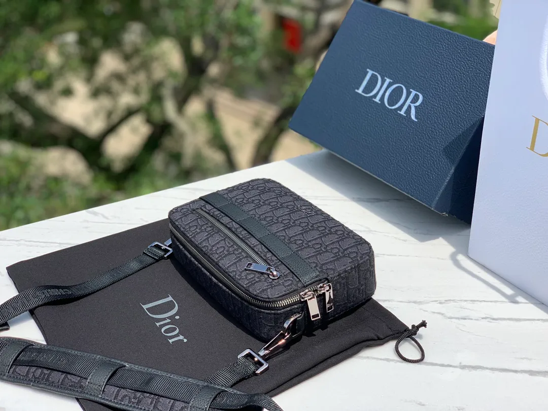 Top upgraded version 💰1300 Size: 22X15X6cm Dior messenger camera bag, shipped from the factory, the bag body is carefully made of original CD Diamond pattern cotton canvas, the fabric is light and flexible, the bag shape is crisp, the texture is clear, the material is wear-resistant, durable and easy to take care of, the small "DIOR" logo on the front, the top two-way zipper opening and closing, more convenient to take, decorated with the same color adjustable and removable Christian Dior logo cow leather and nylon jacquard shoulder straps, shoulder strap design, very user-friendly and thoughtful design, the upper body is very comfortable, the interior design is neat and spacious, simple and practical, it has a concave shape, it can be carried by men and women, and it is not easy to bump into bags. It is very worth buying.