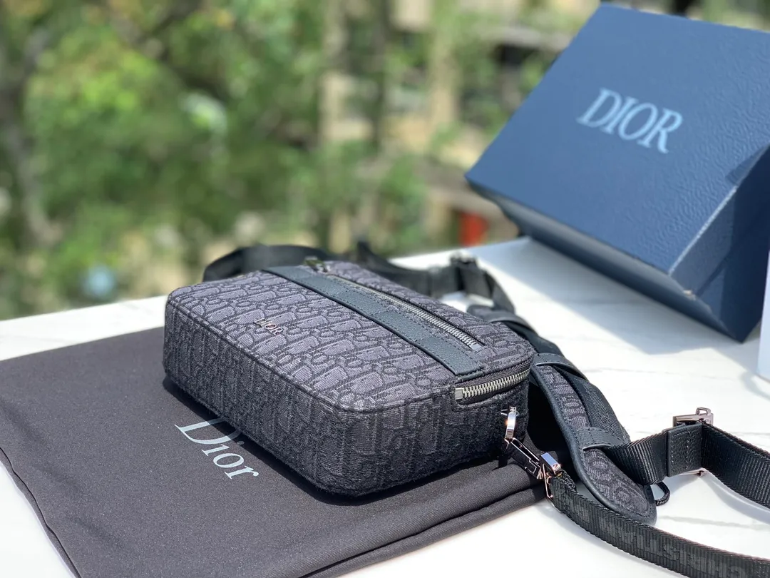 Top upgraded version 💰1300 Size: 22X15X6cm Dior messenger camera bag, shipped from the factory, the bag body is carefully made of original CD Diamond pattern cotton canvas, the fabric is light and flexible, the bag shape is crisp, the texture is clear, the material is wear-resistant, durable and easy to take care of, the small "DIOR" logo on the front, the top two-way zipper opening and closing, more convenient to take, decorated with the same color adjustable and removable Christian Dior logo cow leather and nylon jacquard shoulder straps, shoulder strap design, very user-friendly and thoughtful design, the upper body is very comfortable, the interior design is neat and spacious, simple and practical, it has a concave shape, it can be carried by men and women, and it is not easy to bump into bags. It is very worth buying.