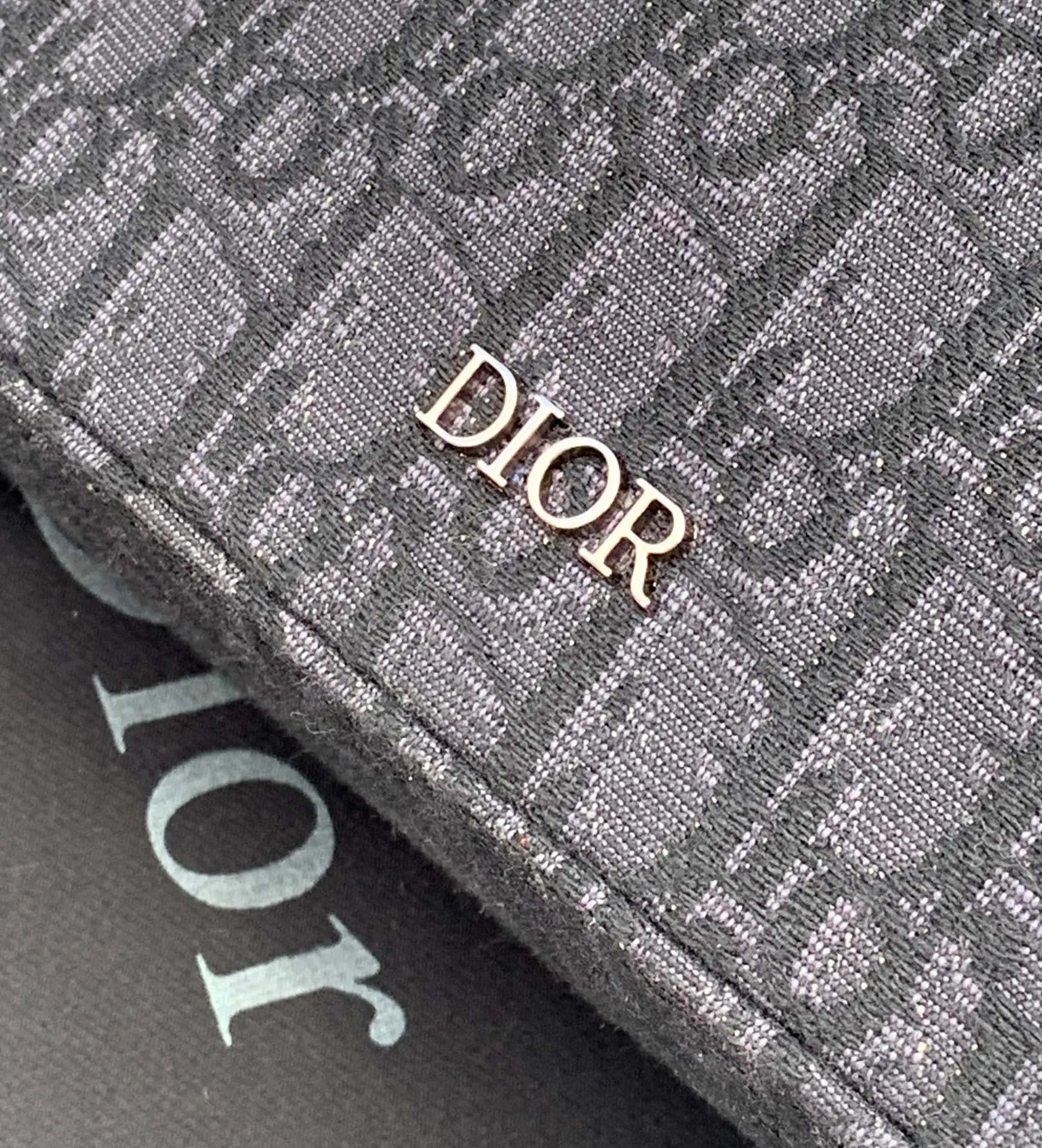 Top upgraded version 💰1300 Size: 22X15X6cm Dior messenger camera bag, shipped from the factory, the bag body is carefully made of original CD Diamond pattern cotton canvas, the fabric is light and flexible, the bag shape is crisp, the texture is clear, the material is wear-resistant, durable and easy to take care of, the small "DIOR" logo on the front, the top two-way zipper opening and closing, more convenient to take, decorated with the same color adjustable and removable Christian Dior logo cow leather and nylon jacquard shoulder straps, shoulder strap design, very user-friendly and thoughtful design, the upper body is very comfortable, the interior design is neat and spacious, simple and practical, it has a concave shape, it can be carried by men and women, and it is not easy to bump into bags. It is very worth buying.