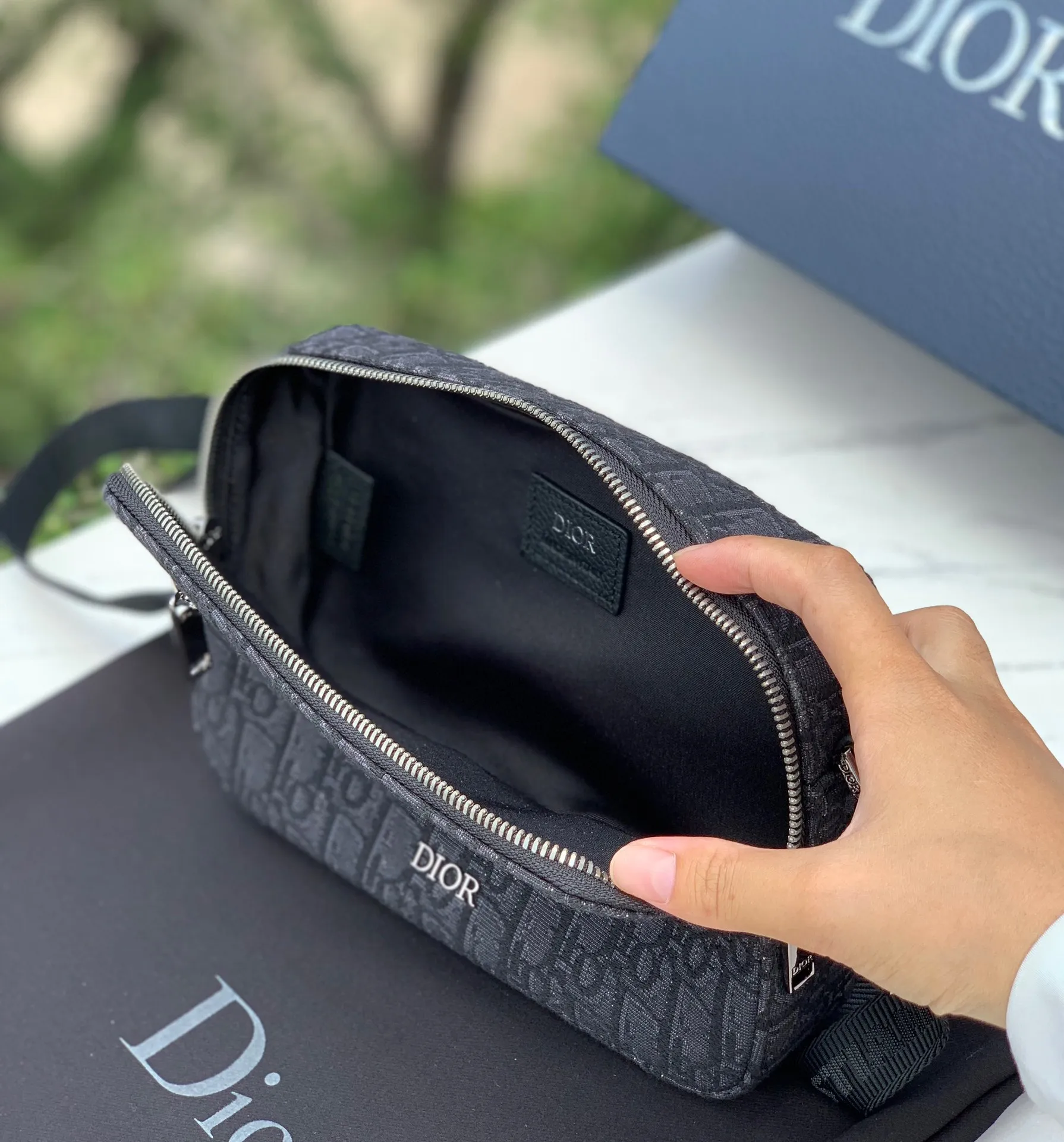 Top upgraded version 💰1300 Size: 22X15X6cm Dior messenger camera bag, shipped from the factory, the bag body is carefully made of original CD Diamond pattern cotton canvas, the fabric is light and flexible, the bag shape is crisp, the texture is clear, the material is wear-resistant, durable and easy to take care of, the small "DIOR" logo on the front, the top two-way zipper opening and closing, more convenient to take, decorated with the same color adjustable and removable Christian Dior logo cow leather and nylon jacquard shoulder straps, shoulder strap design, very user-friendly and thoughtful design, the upper body is very comfortable, the interior design is neat and spacious, simple and practical, it has a concave shape, it can be carried by men and women, and it is not easy to bump into bags. It is very worth buying.