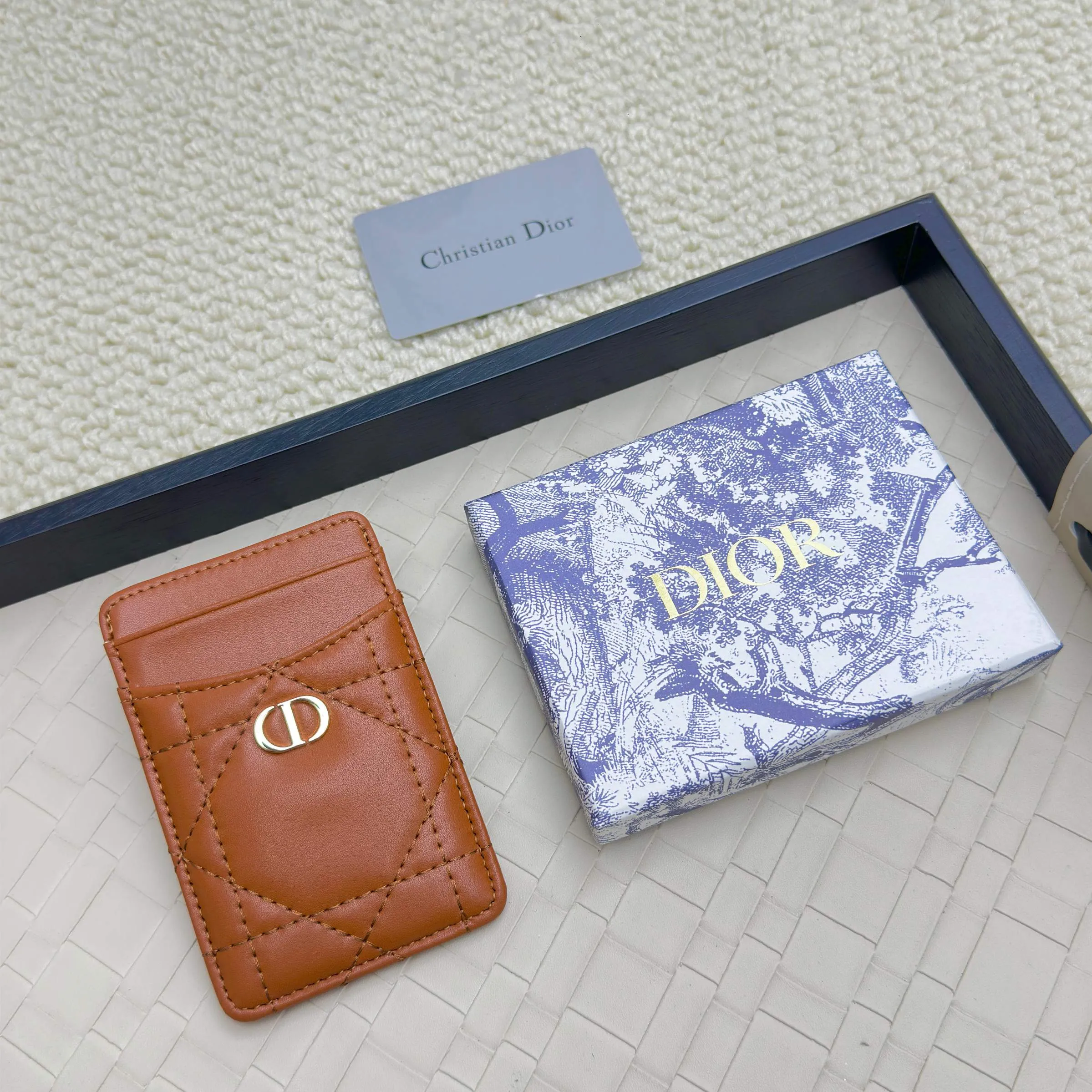 💰100 Dior's new card holder Size: 11*7.5*1, model 2379. It is carefully made of soft cowhide, decorated with cannage pattern topstitching, and embellished with the "CD" logo on the front. Elegant and refined,