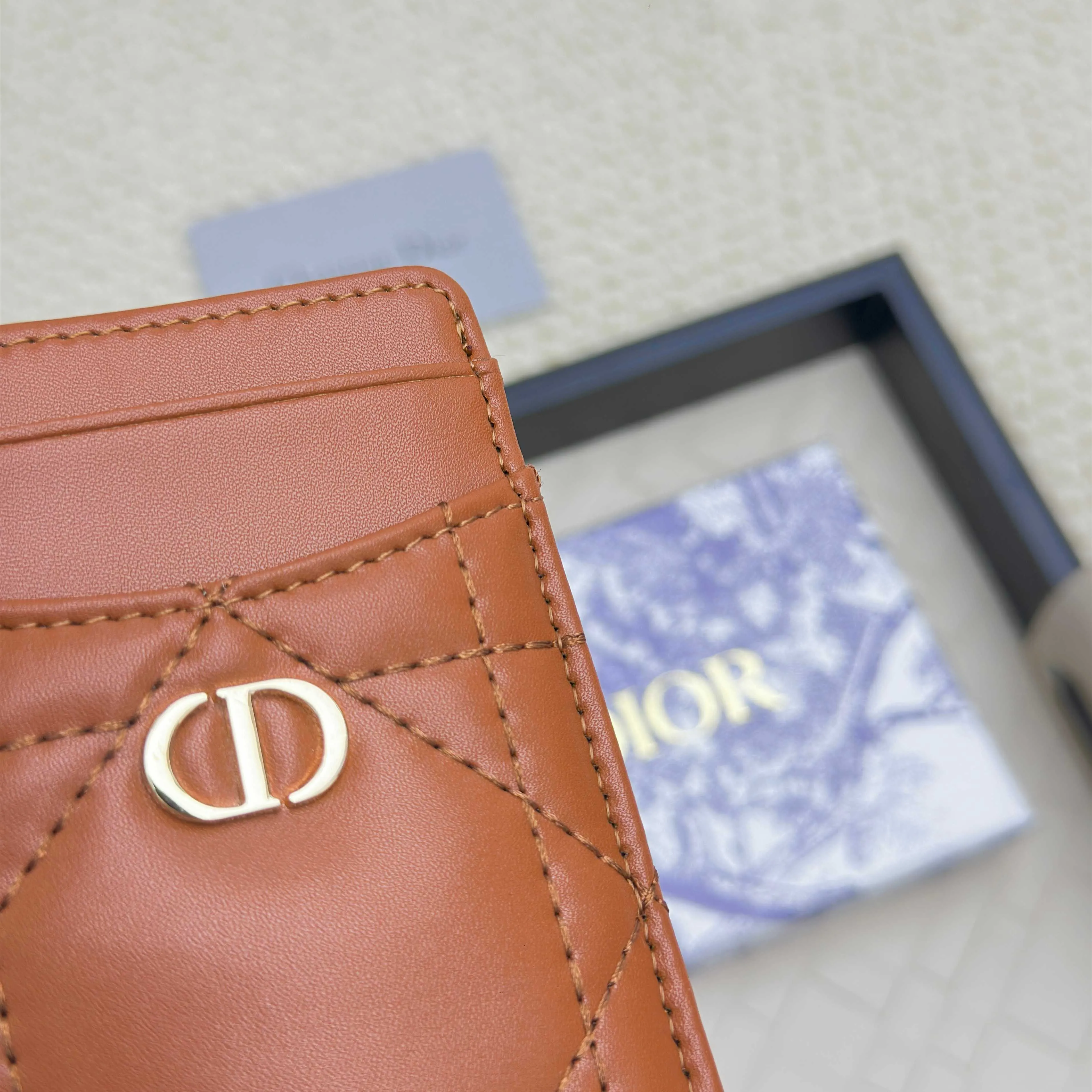 💰100 Dior's new card holder Size: 11*7.5*1, model 2379. It is carefully made of soft cowhide, decorated with cannage pattern topstitching, and embellished with the "CD" logo on the front. Elegant and refined,