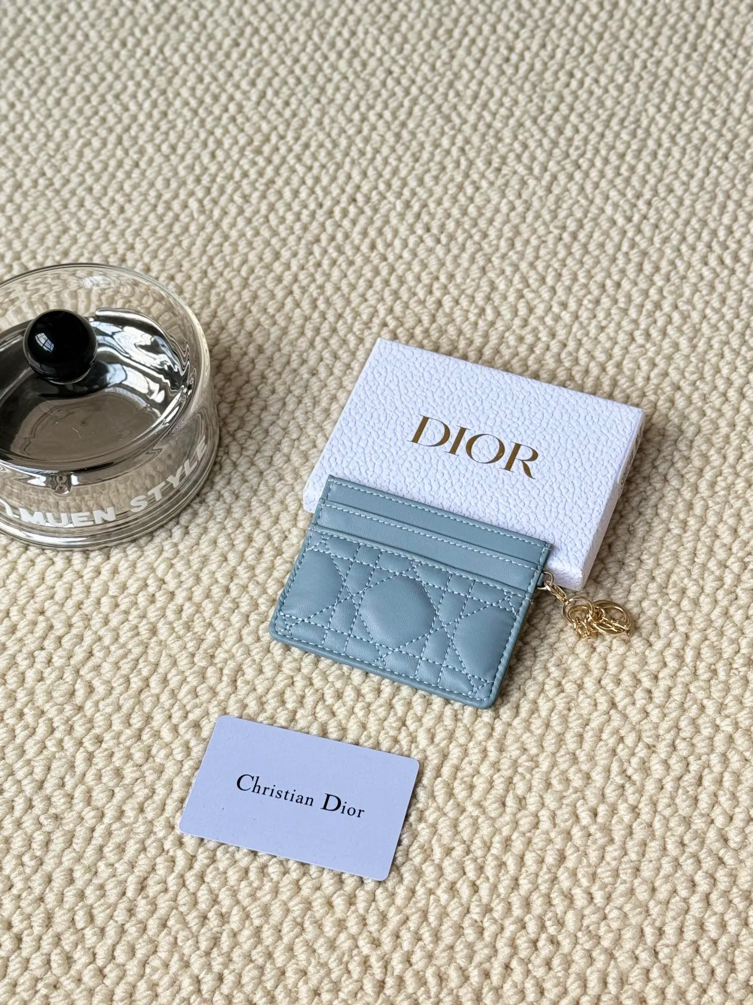 💰100 LadyDior sheepskin No.: S0974OVRB M81B T Lady Dior five-compartment card holder Product description: The color is as shown in the picture. This Lady Dior five-compartment card holder is new this season, elegant and practical. Crafted from cloudy blue patent cow leather, decorated with cannage pattern topstitching and embellished with a removable D.I.O.R. charm. Elegant and sophisticated, it has five card slots, suitable for various occasions, and can be combined with other Lady Dior