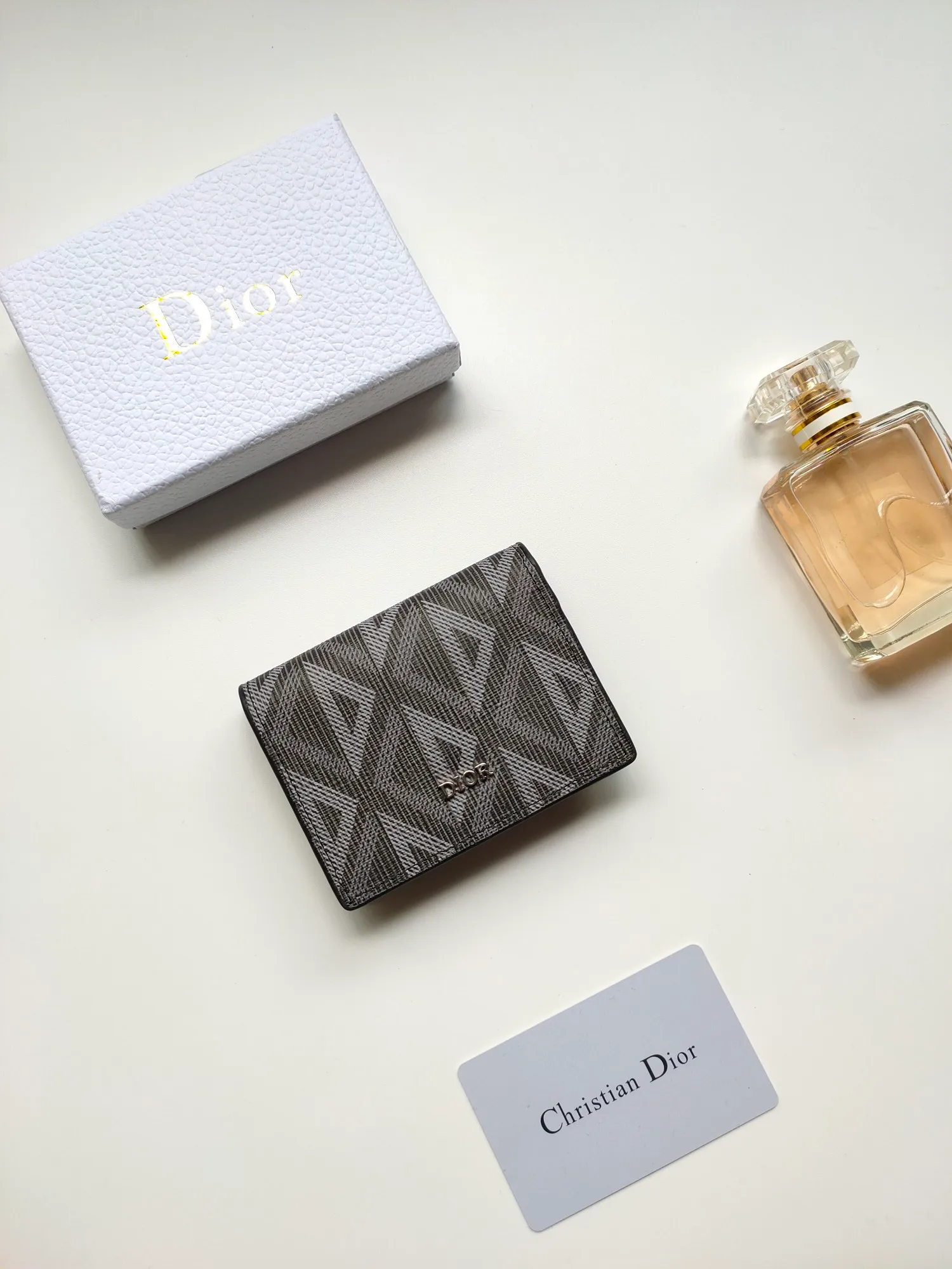 ￥110🎉DIOR’s new business card holder is practical yet elegant. Style number: CH136 Crafted in Dior CD Diamond canvas 😍 drawing inspiration from the Dior archives and finished with tonal smooth calf leather details. Interior gusseted compartment with main card slot and flap with two card slots. Easily slips into a pocket or handbag. Size:10*6.8cm