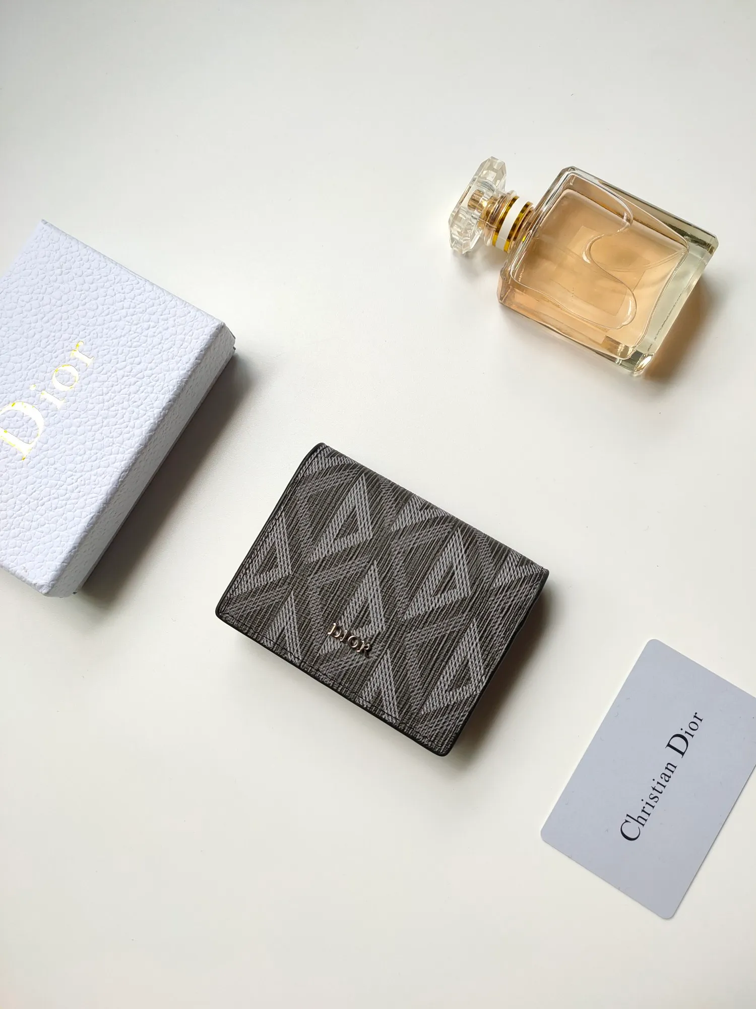 ￥110🎉DIOR’s new business card holder is practical yet elegant. Style number: CH136 Crafted in Dior CD Diamond canvas 😍 drawing inspiration from the Dior archives and finished with tonal smooth calf leather details. Interior gusseted compartment with main card slot and flap with two card slots. Easily slips into a pocket or handbag. Size:10*6.8cm