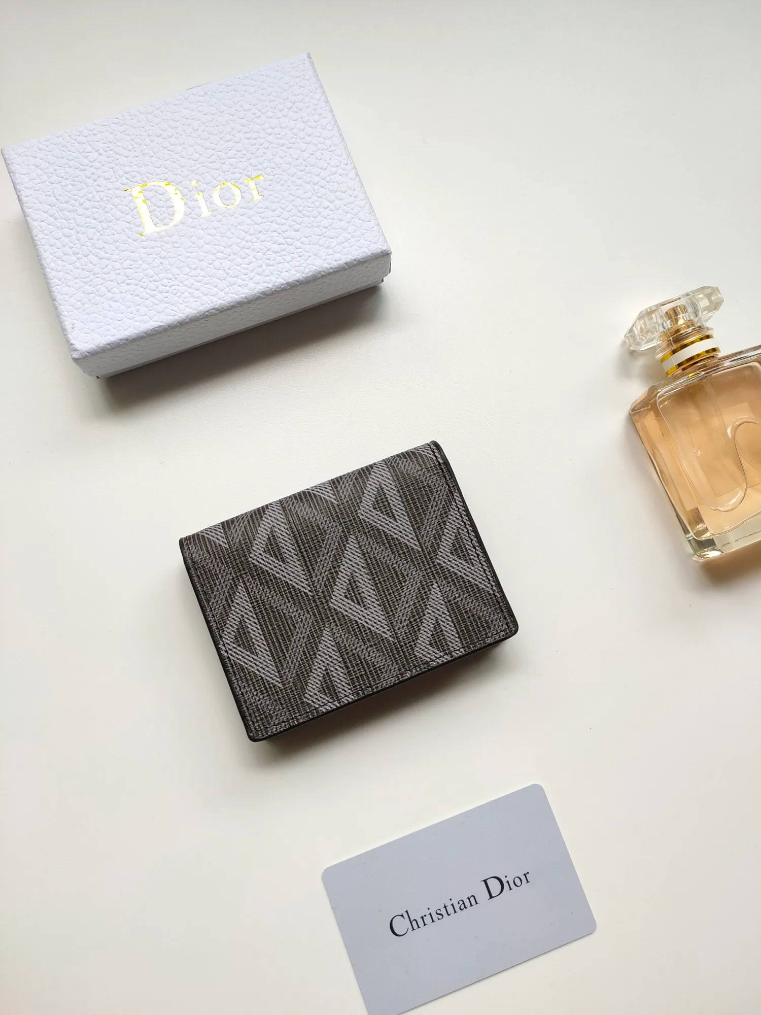 ￥110🎉DIOR’s new business card holder is practical yet elegant. Style number: CH136 Crafted in Dior CD Diamond canvas 😍 drawing inspiration from the Dior archives and finished with tonal smooth calf leather details. Interior gusseted compartment with main card slot and flap with two card slots. Easily slips into a pocket or handbag. Size:10*6.8cm